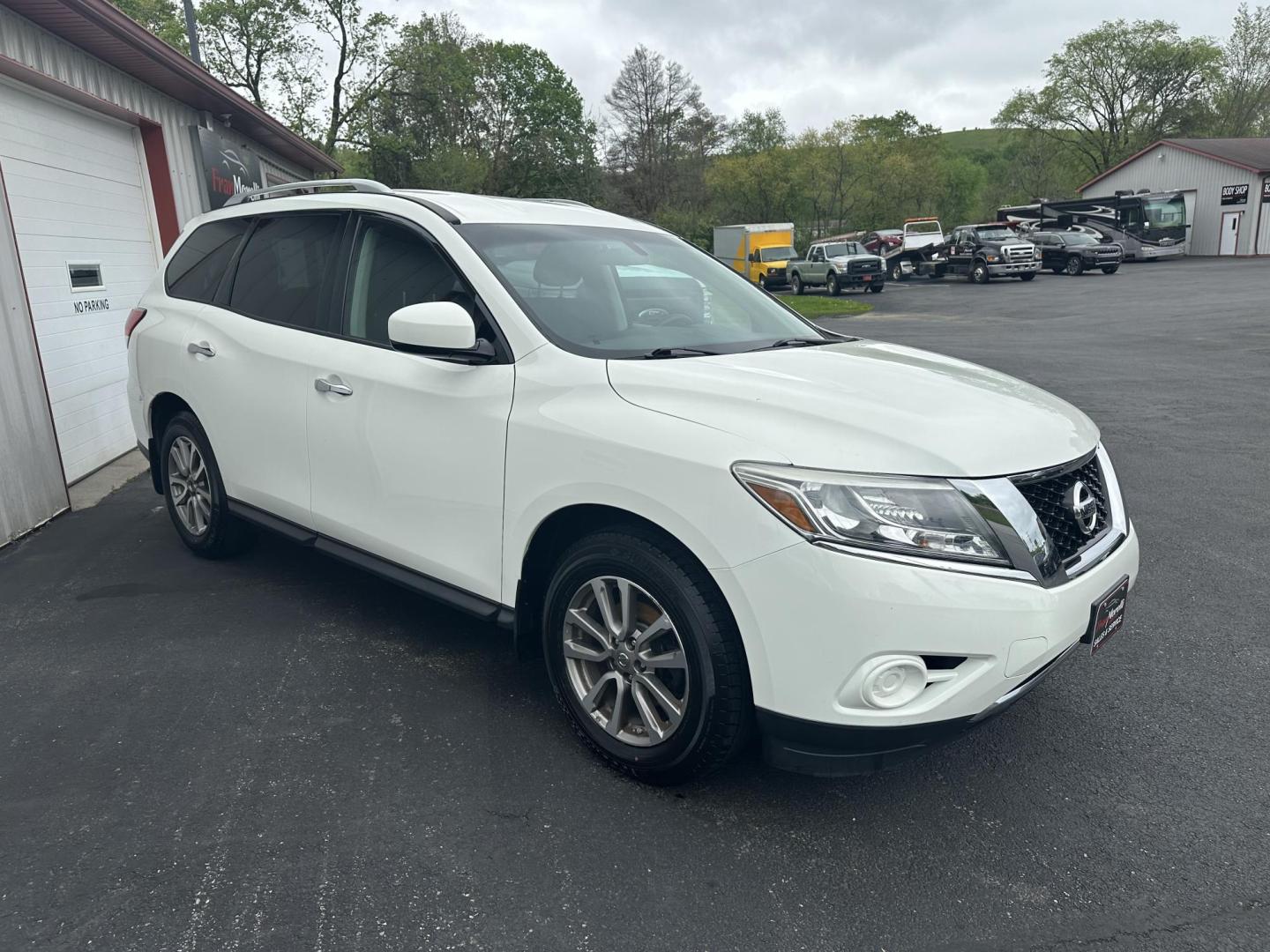 2015 White Nissan Pathfinder SL 4WD (5N1AR2MM9FC) with an 3.5L V6 DOHC 24V engine, Continuously Variable Transmission transmission, located at 8464 Route 219, Brockway, PA, 15824, (814) 265-1330, 41.226871, -78.780518 - Fresh local trade in very nice shape. Serviced, Pa-inspected, and priced to sell. Stop in and see the Morelli boys on this 2015 Nissan Pathfinder S AWD. - Photo#19