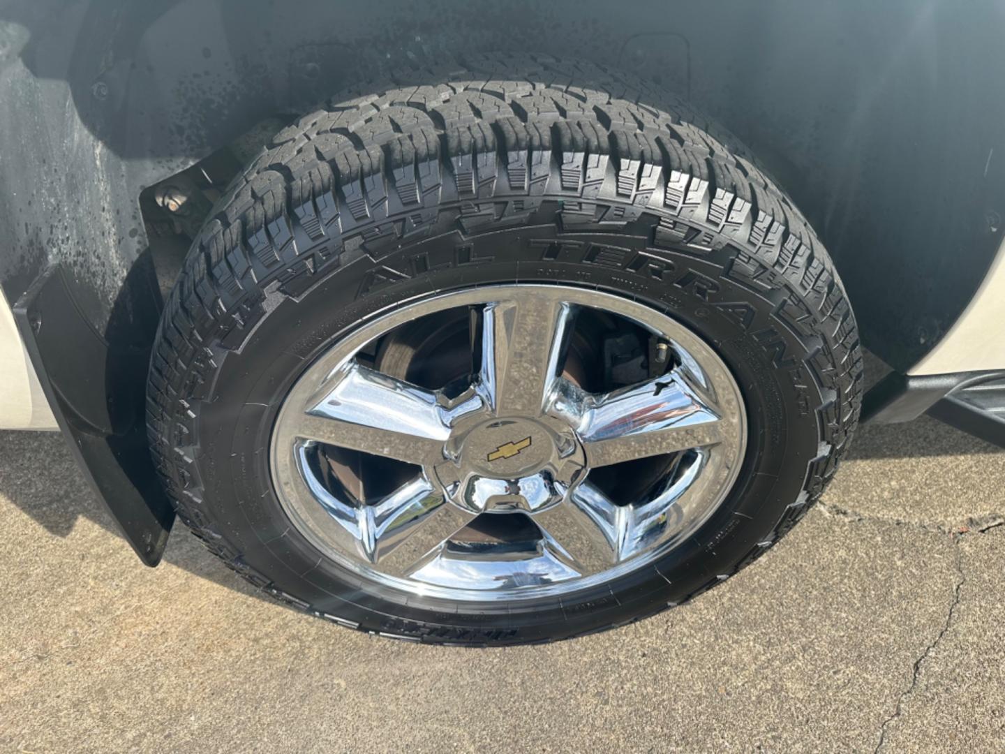 2013 White Chevrolet Avalanche LTZ 4WD (3GNTKGE72DG) with an 5.3L V8 OHV 16V FFV engine, 4-Speed Automatic transmission, located at 8464 Route 219, Brockway, PA, 15824, (814) 265-1330, 41.226871, -78.780518 - MUST SEE TRUCK...Locally traded in and excellent shape! 2013 Chev Avalanche LTZ 4wd with every option they put in them. Sunroof, chrome alloys, power/heated seats, navigation, and ONLY 68000 miles. Serviced and ready to go. Hard to find and we have the right one. Hurry in and see the Morelli boys to - Photo#17