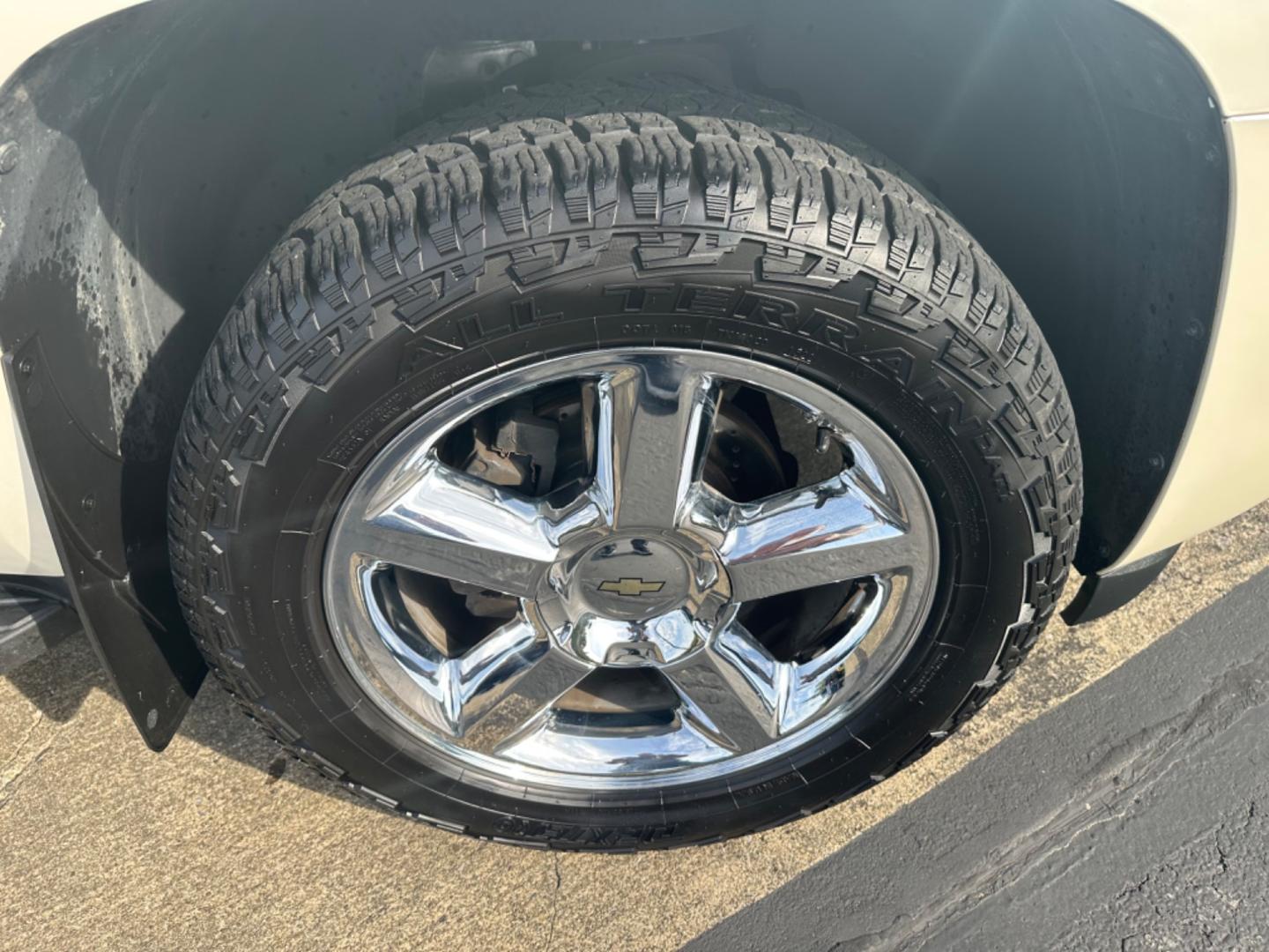 2013 White Chevrolet Avalanche LTZ 4WD (3GNTKGE72DG) with an 5.3L V8 OHV 16V FFV engine, 4-Speed Automatic transmission, located at 8464 Route 219, Brockway, PA, 15824, (814) 265-1330, 41.226871, -78.780518 - MUST SEE TRUCK...Locally traded in and excellent shape! 2013 Chev Avalanche LTZ 4wd with every option they put in them. Sunroof, chrome alloys, power/heated seats, navigation, and ONLY 68000 miles. Serviced and ready to go. Hard to find and we have the right one. Hurry in and see the Morelli boys to - Photo#23