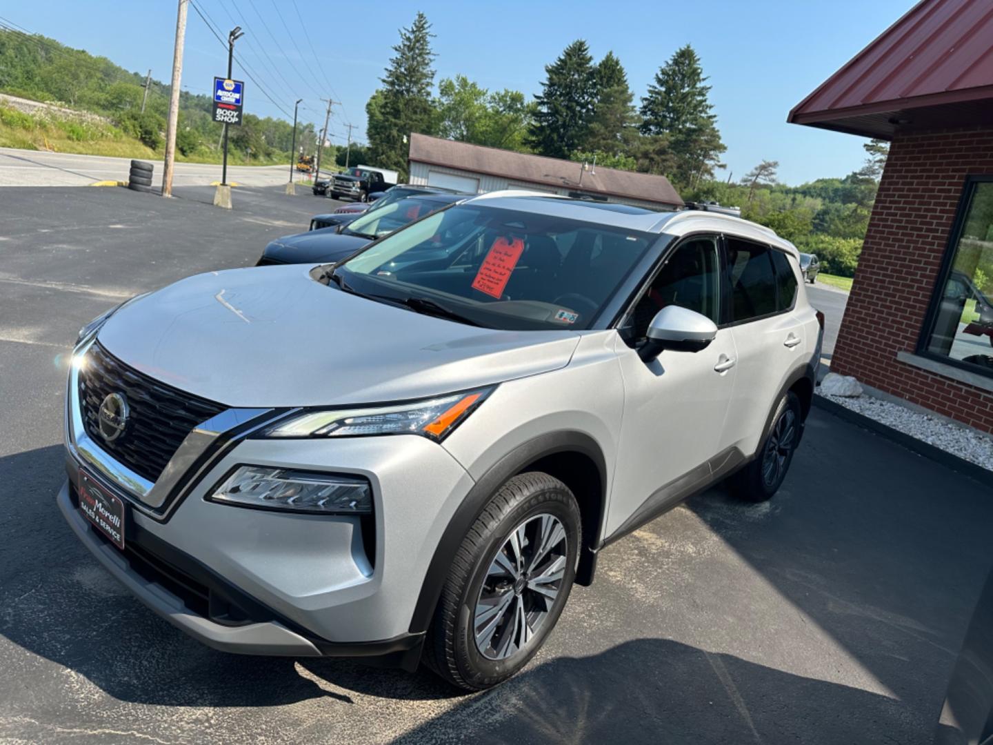 2021 Silver Nissan Rogue (5N1AT3BB6MC) with an 4 engine, automatic transmission, located at 8464 Route 219, Brockway, PA, 15824, (814) 265-1330, 41.226871, -78.780518 - Must see 2021 Nissan Rogue SV well equipped with leather, power/heated front seats, sunroof, air condition, factory alloys and ONLY 41000 miles. Serviced and comes with warranty. - Photo#0