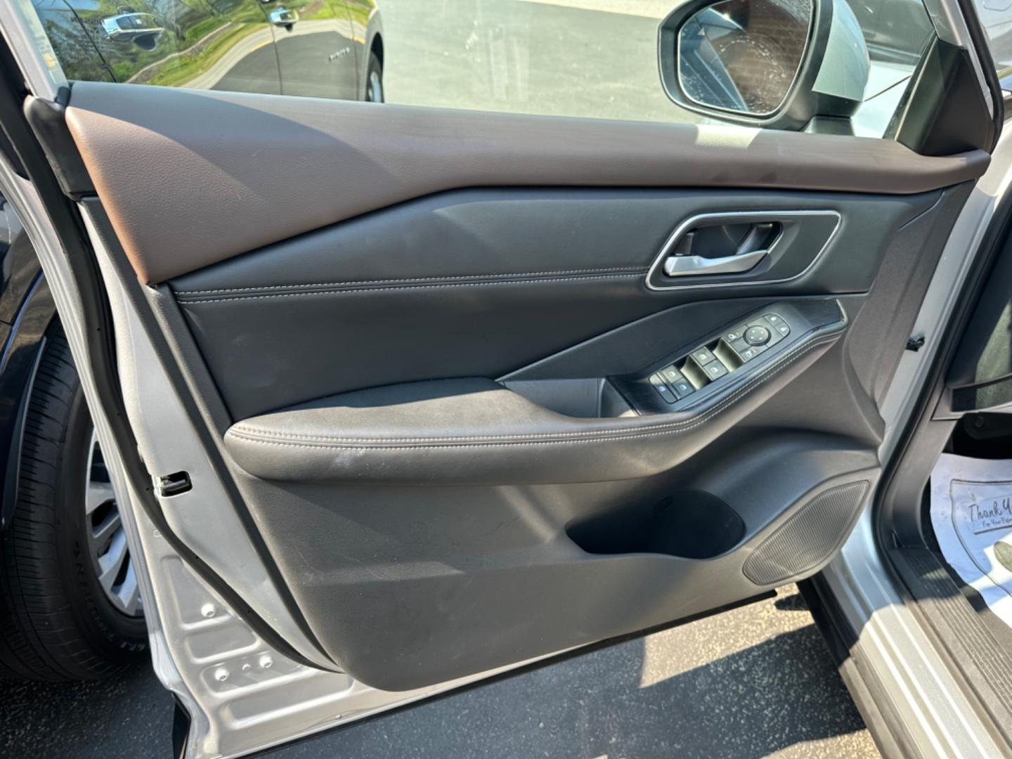 2021 Silver Nissan Rogue (5N1AT3BB6MC) with an 4 engine, automatic transmission, located at 8464 Route 219, Brockway, PA, 15824, (814) 265-1330, 41.226871, -78.780518 - Must see 2021 Nissan Rogue SV well equipped with leather, power/heated front seats, sunroof, air condition, factory alloys and ONLY 41000 miles. Serviced and comes with warranty. - Photo#3