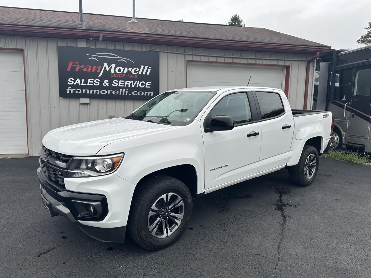 2021 White Chevrolet Colorado Z71 Crew Cab Long Box 4WD (1GCGTDEN8M1) with an 3.6L V6 DOHC 24V GAS engine, 6A transmission, located at 8464 Route 219, Brockway, PA, 15824, (814) 265-1330, 41.226871, -78.780518 - Good looking pre owned 2021 Chev Colorado Z71 Crew Cab well equipped and serviced up. V6 engine, air condition, power windows and locks, power/heated front seats, factory hitch, big screen radio with back up camera and much more. Low miles, Well taken care of. - Photo#0