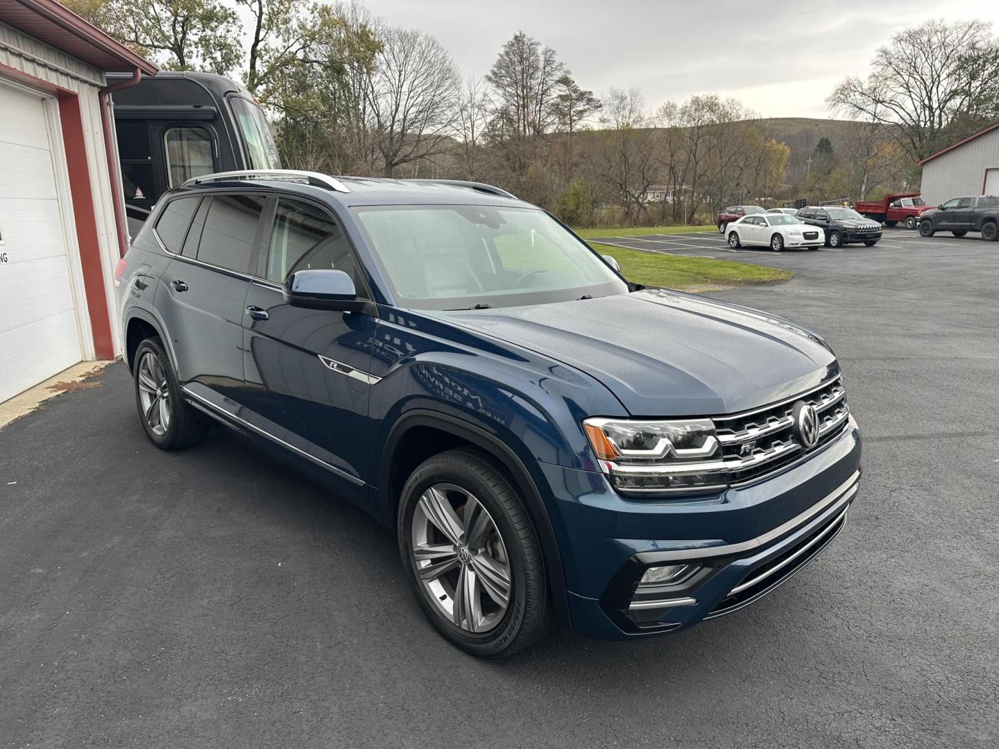 2019 Blue Volkswagen Atlas V6 SE w/Technology R-Line 4MOTION (1V2XR2CAXKC) with an 3.6L V6 DOHC 24V engine, 8A transmission, located at 8464 Route 219, Brockway, PA, 15824, (814) 265-1330, 41.226871, -78.780518 - Good looking pre owned 2019 VW Atlas SE R-Line 4wd with V6, air condition, power seat, 3rd row seating and much more. This suv is serviced and comes with a warranty. - Photo#17