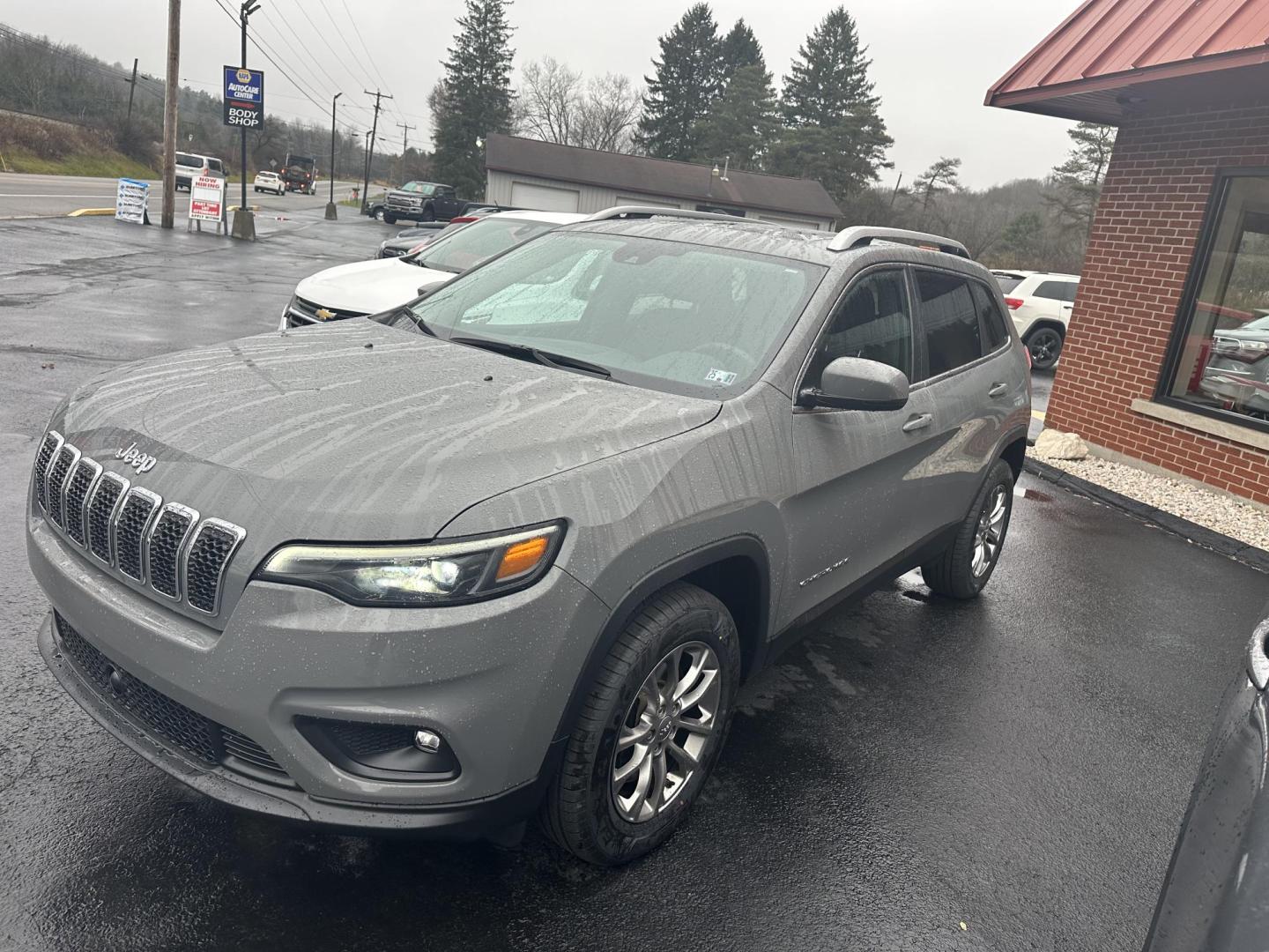 2021 Gray Jeep Cherokee Latitude Lux 4WD (1C4PJMMX9MD) with an 3.2L V6 DOHC 24V engine, 9A transmission, located at 8464 Route 219, Brockway, PA, 15824, (814) 265-1330, 41.226871, -78.780518 - Photo#0