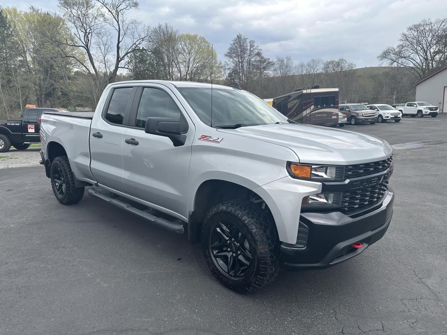 2019 Silver Chevrolet Silverado 1500 Custom Trail Boss Double Cab 4WD (1GCRYCEF4KZ) with an 5.3L V8 OHV 16V engine, 6A transmission, located at 8464 Route 219, Brockway, PA, 15824, (814) 265-1330, 41.226871, -78.780518 - Photo#19