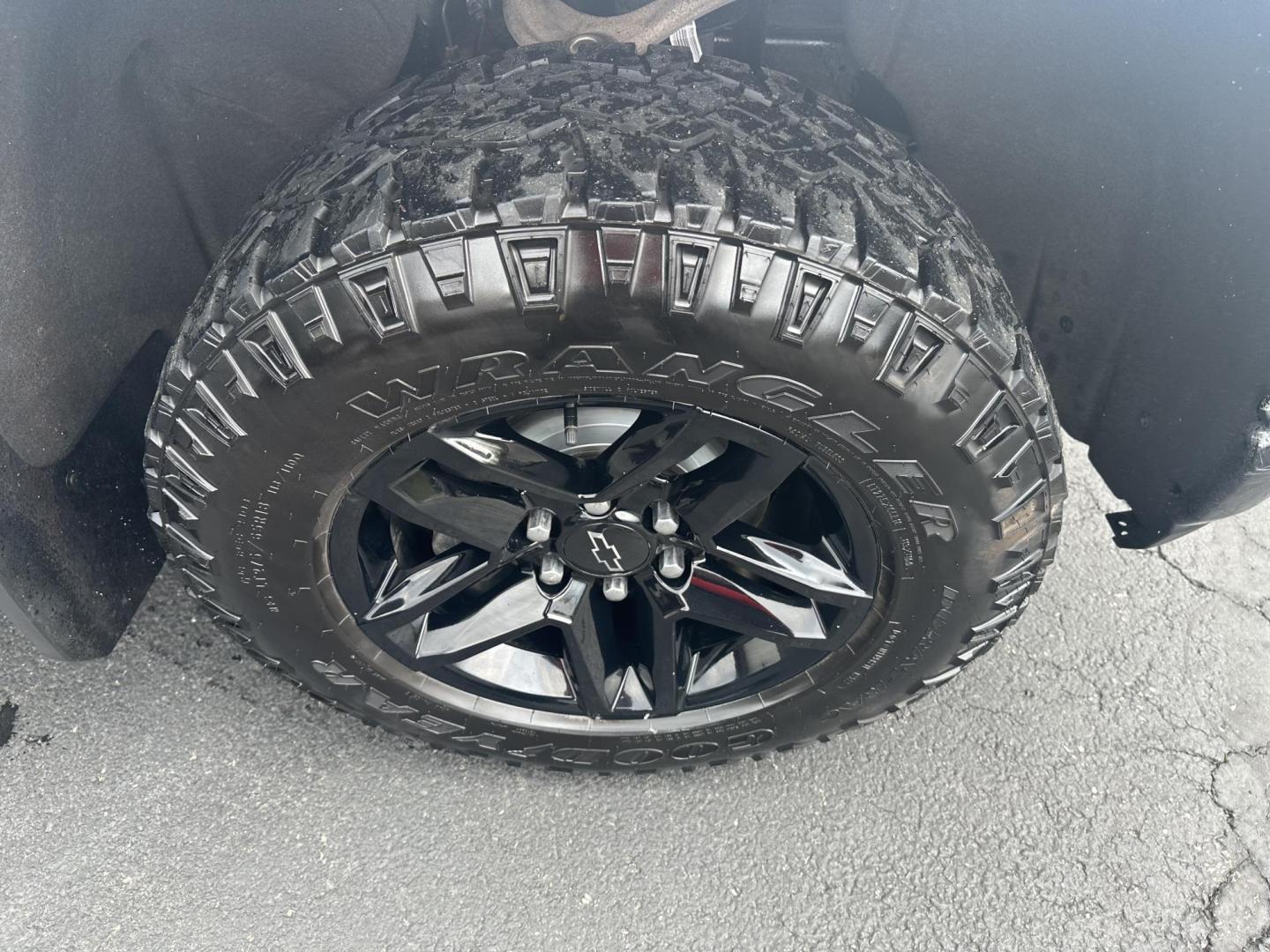 2019 Silver Chevrolet Silverado 1500 Custom Trail Boss Double Cab 4WD (1GCRYCEF4KZ) with an 5.3L V8 OHV 16V engine, 6A transmission, located at 8464 Route 219, Brockway, PA, 15824, (814) 265-1330, 41.226871, -78.780518 - Photo#18