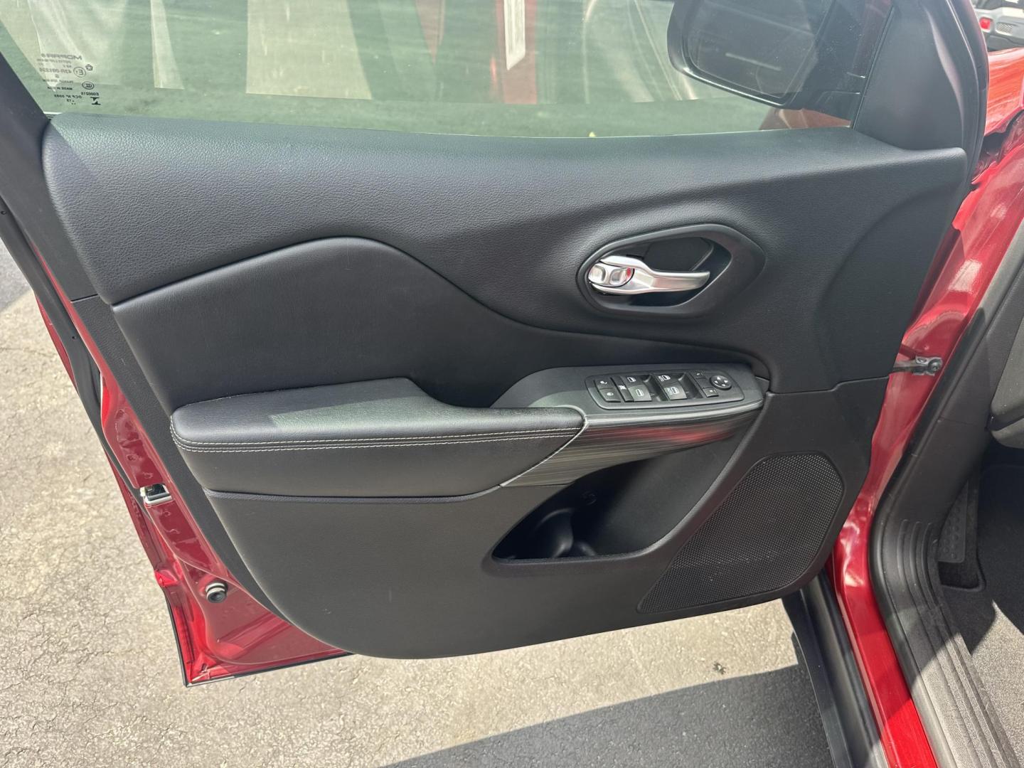 2016 Red /BLACK Jeep Cherokee Limited 4WD (1C4PJMDS6GW) with an 3.2L V6 DOHC 24V engine, 9-Speed Automatic transmission, located at 8464 Route 219, Brockway, PA, 15824, (814) 265-1330, 41.226871, -78.780518 - New arrival and one nice 2016 Jeep Cherokee Limited 4wd well equipped and serviced up. Leather interior with power/heated front seats, pano roof, navigation, chrome alloy wheels, and much more. This Jeep suv has only 68000 miles. - Photo#4