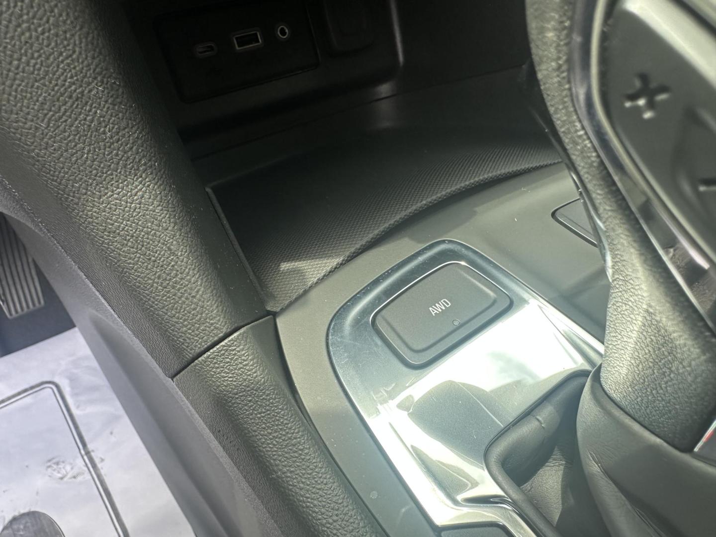 2022 White Chevrolet Equinox LT AWD (3GNAXUEV9NL) with an 1.5L L4 DOHC 16V TURBO engine, 6A transmission, located at 8464 Route 219, Brockway, PA, 15824, (814) 265-1330, 41.226871, -78.780518 - This Chevy Equinox LT AWD is well equipped, 1-owner, and in excellent shape. Power/heated front seats, heated steering wheel, power rear hatch, factory alloy wheels, and ONLY 20500 miles. This Chevy suv is serviced, Inspected, and comes with some remaining factory warranty. Priced well under retail - Photo#5