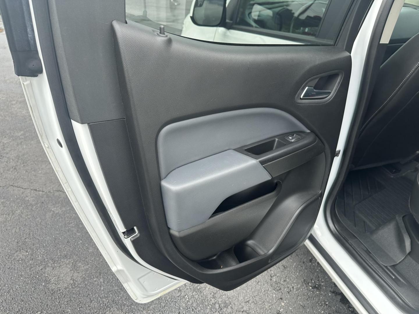 2019 White Chevrolet Colorado Z71 Crew Cab 4WD Short Box (1GCGTDEN8K1) with an 3.6L V6 DOHC 24V GAS engine, 6A transmission, located at 8464 Route 219, Brockway, PA, 15824, (814) 265-1330, 41.226871, -78.780518 - 2019 Chev Colorado Crew Z71 with V6 engine, air condition, power/heated front seats, factory wheels, hitch, rear sliding window and much more. ONLY 64000 miles on this 1-owner truck. - Photo#7