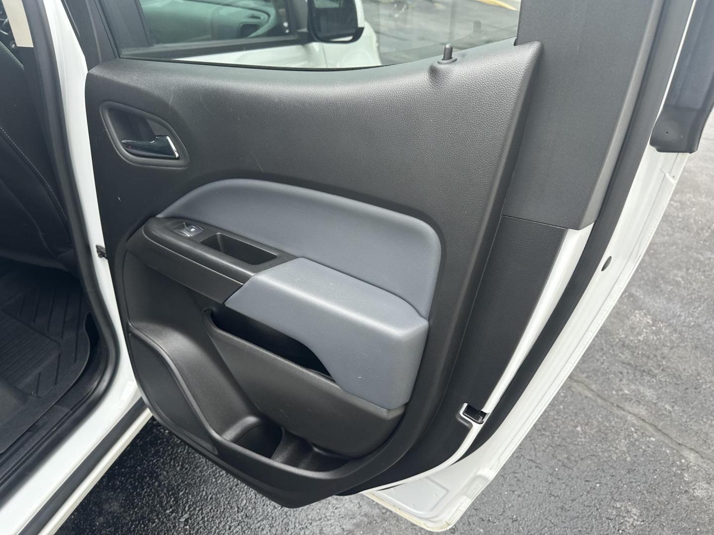 2019 White Chevrolet Colorado Z71 Crew Cab 4WD Short Box (1GCGTDEN8K1) with an 3.6L V6 DOHC 24V GAS engine, 6A transmission, located at 8464 Route 219, Brockway, PA, 15824, (814) 265-1330, 41.226871, -78.780518 - 2019 Chev Colorado Crew Z71 with V6 engine, air condition, power/heated front seats, factory wheels, hitch, rear sliding window and much more. ONLY 64000 miles on this 1-owner truck. - Photo#15