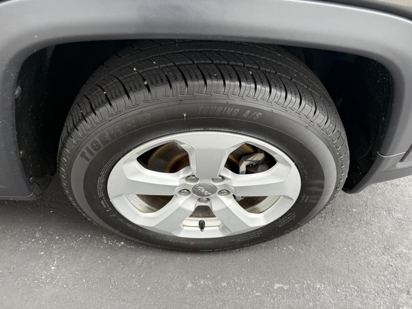2018 Gray Jeep Compass Sport 4WD (3C4NJDBB4JT) with an 2.4L L4 DOHC 16V engine, located at 8464 Route 219, Brockway, PA, 15824, (814) 265-1330, 41.226871, -78.780518 - Good looking pre owned 2018 Jeep Compass Latitude 4wd with 4 cylinder engine...air condition, power windows and locks, power seat, factory alloy wheels and much more. Serviced up and ready to go. Great price, hurry in this won't last long. - Photo#19