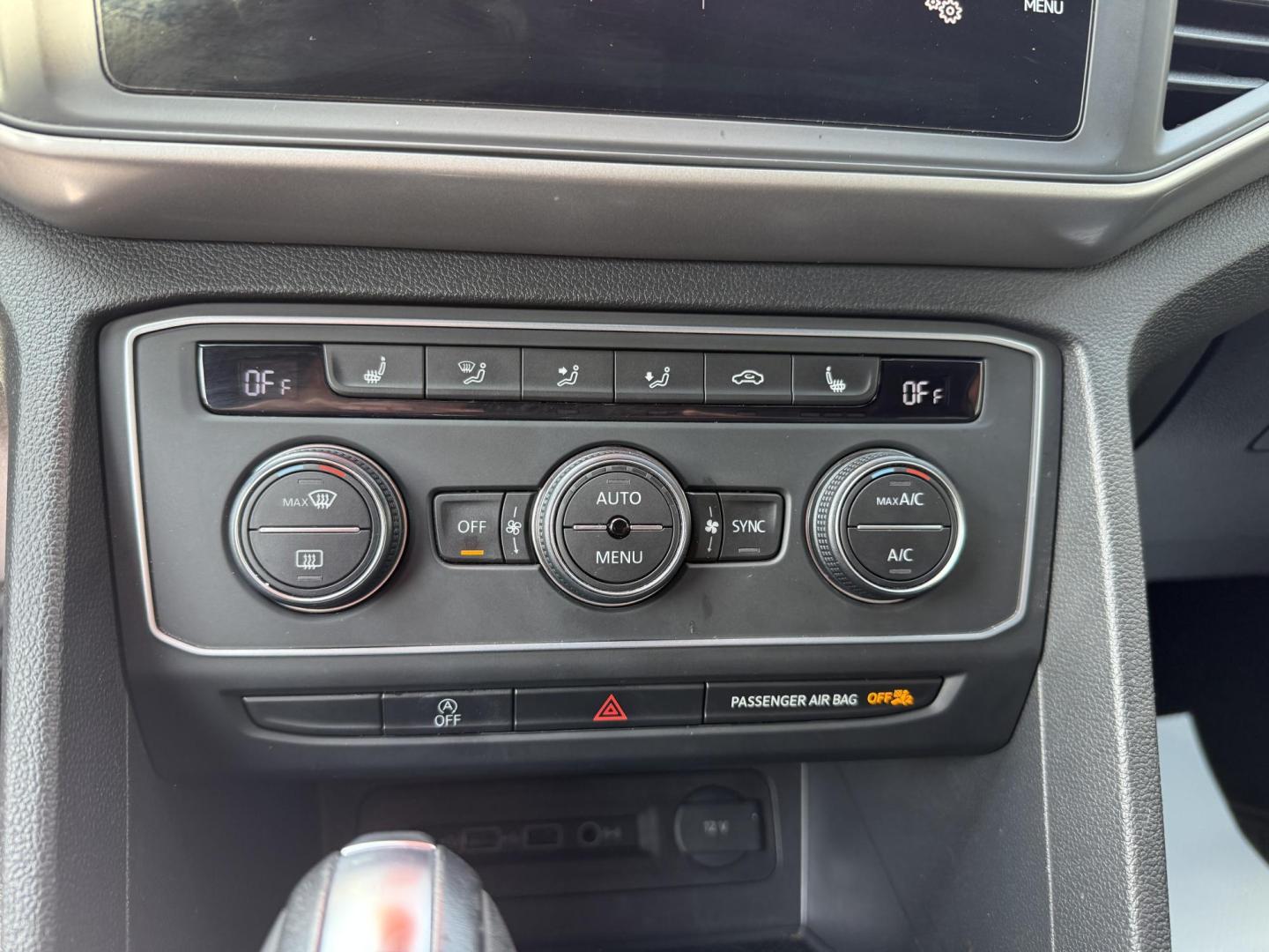 2020 Gray Volkswagen Atlas Cross Sport V6 SE w/Technology 4MOTION (1V21E2CA4LC) with an 3.6L V6 DOHC 24V engine, 8A transmission, located at 8464 Route 219, Brockway, PA, 15824, (814) 265-1330, 41.226871, -78.780518 - Photo#4