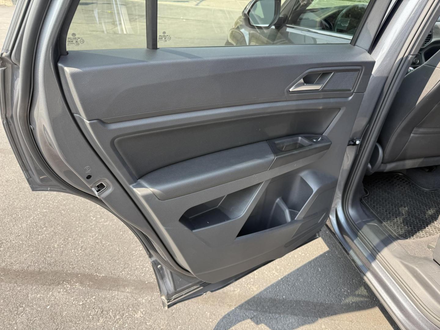 2020 Gray Volkswagen Atlas Cross Sport V6 SE w/Technology 4MOTION (1V21E2CA4LC) with an 3.6L V6 DOHC 24V engine, 8A transmission, located at 8464 Route 219, Brockway, PA, 15824, (814) 265-1330, 41.226871, -78.780518 - Photo#7