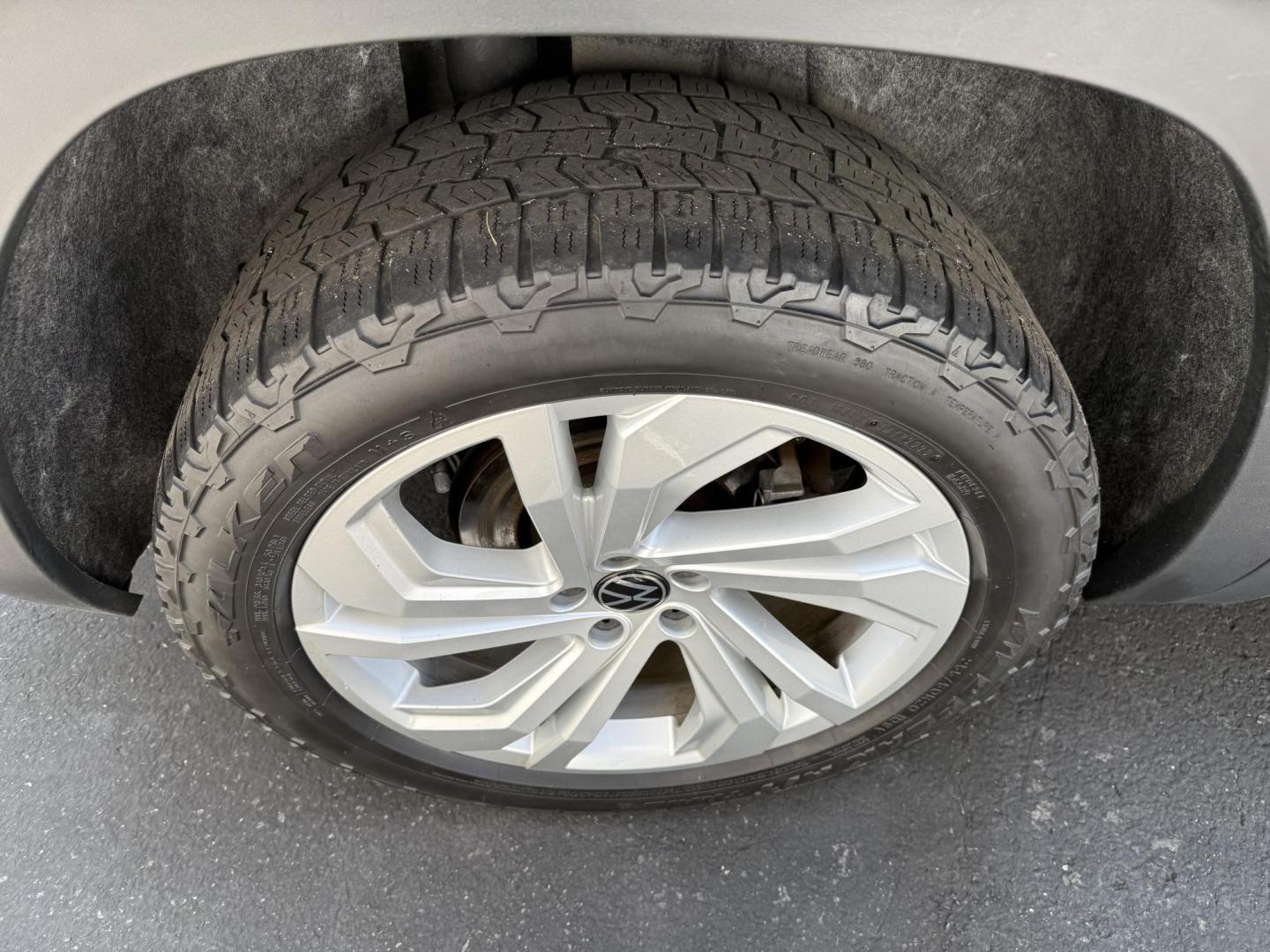 2020 Gray Volkswagen Atlas Cross Sport V6 SE w/Technology 4MOTION (1V21E2CA4LC) with an 3.6L V6 DOHC 24V engine, 8A transmission, located at 8464 Route 219, Brockway, PA, 15824, (814) 265-1330, 41.226871, -78.780518 - Photo#12