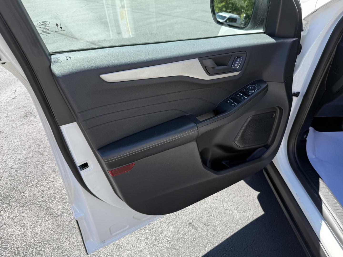2022 White Ford Escape SE AWD (1FMCU9G65NU) with an 1.5L L3 engine, 6A transmission, located at 8464 Route 219, Brockway, PA, 15824, (814) 265-1330, 41.226871, -78.780518 - Clean, Good looking 2022 Ford Escape SE 4wd with cloth interior, power/heated front seat, air condition, power window and locks, factory wheels, and ONLY 22000 miles. This Ford suv is a 1-owner, serviced up with new brakes, and comes with a warranty! - Photo#4