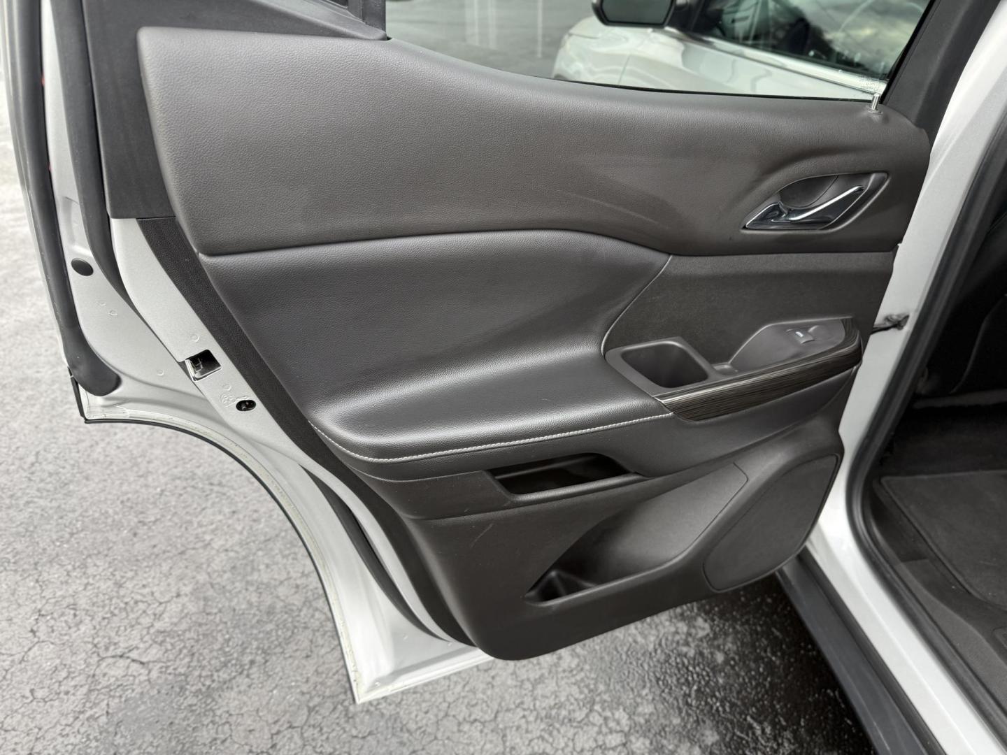 2019 Silver GMC Acadia SLT-1 FWD (1GKKNMLS6KZ) with an 3.6L V6 DOHC 24V engine, 6A transmission, located at 8464 Route 219, Brockway, PA, 15824, (814) 265-1330, 41.226871, -78.780518 - Photo#8