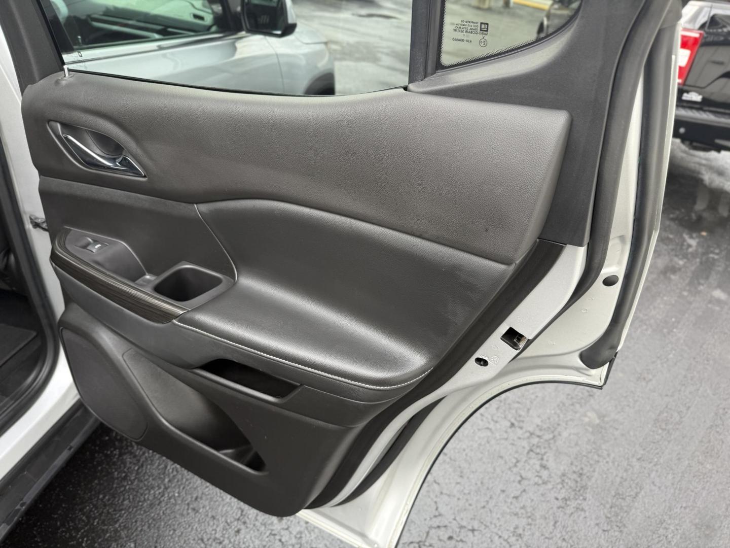 2019 Silver GMC Acadia SLT-1 FWD (1GKKNMLS6KZ) with an 3.6L V6 DOHC 24V engine, 6A transmission, located at 8464 Route 219, Brockway, PA, 15824, (814) 265-1330, 41.226871, -78.780518 - Photo#13