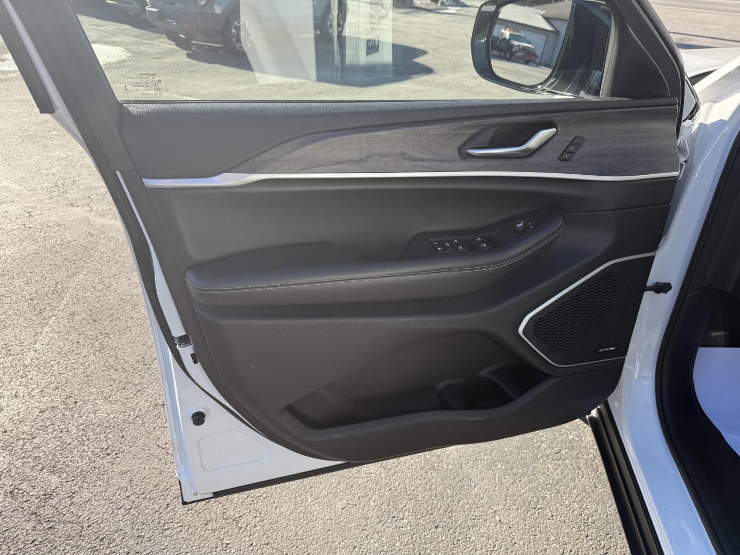 2021 White Jeep Grand Cherokee Limited 4WD (1C4RJKBG4M8) with an 3.6L V6 DOHC 24V engine, 8A transmission, located at 8464 Route 219, Brockway, PA, 15824, (814) 265-1330, 41.226871, -78.780518 - Good looking 2021 Jeep Grand Cherokee L Limited 4wd with V6 engine, air condition, leather interior with power/heated front seats, navigation, 3rd row seating and much more. Only 43000 miles on this 1-owner Jeep. Serviced up and factory warranty remaining. - Photo#3