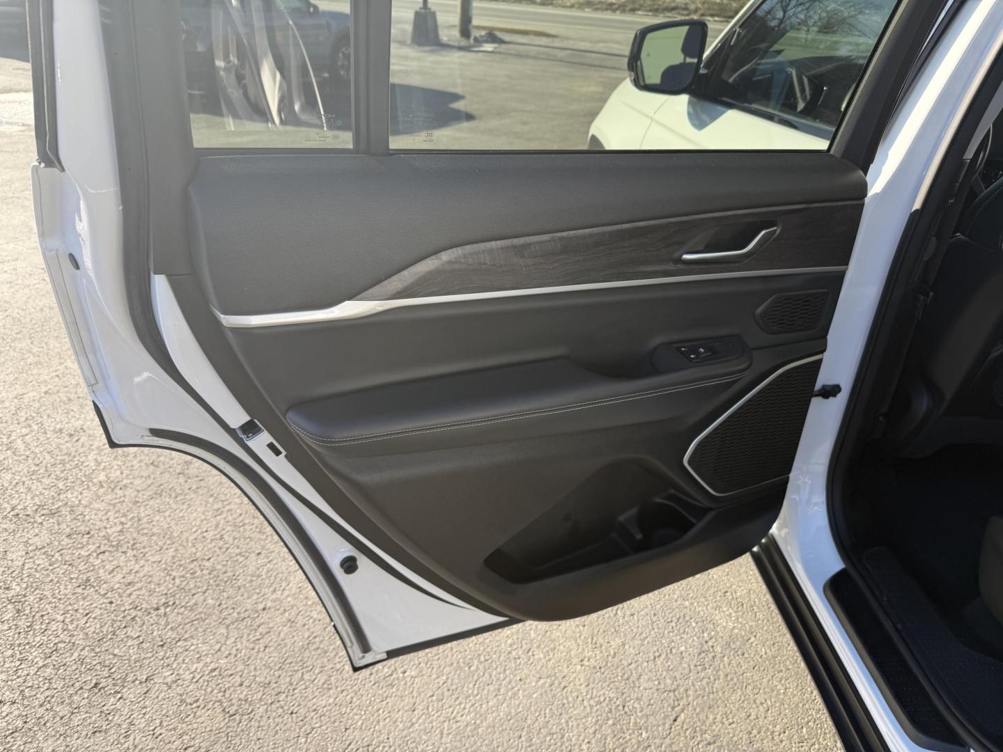 2021 White Jeep Grand Cherokee Limited 4WD (1C4RJKBG4M8) with an 3.6L V6 DOHC 24V engine, 8A transmission, located at 8464 Route 219, Brockway, PA, 15824, (814) 265-1330, 41.226871, -78.780518 - Good looking 2021 Jeep Grand Cherokee L Limited 4wd with V6 engine, air condition, leather interior with power/heated front seats, navigation, 3rd row seating and much more. Only 43000 miles on this 1-owner Jeep. Serviced up and factory warranty remaining. - Photo#7