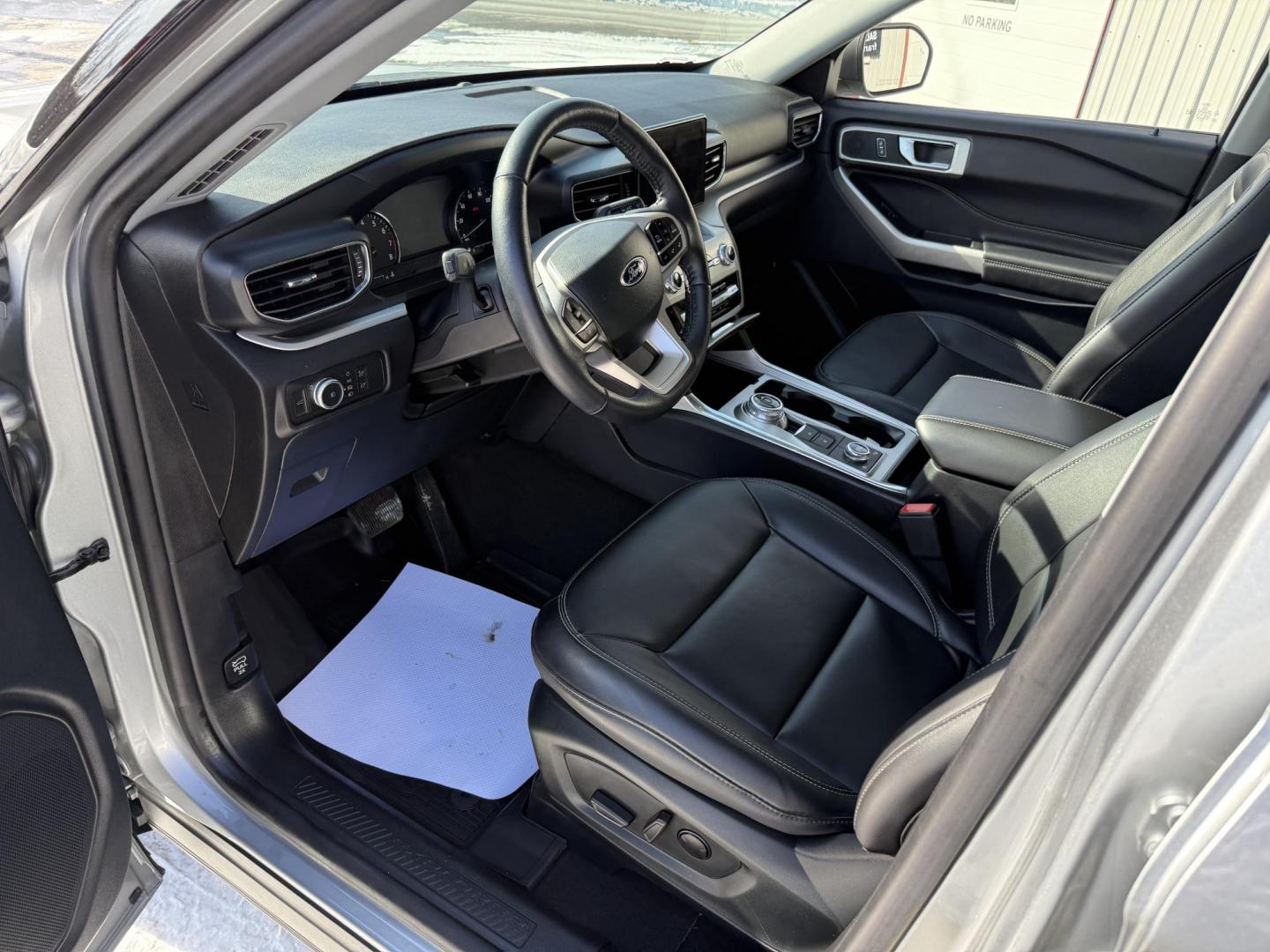 2022 Silver Ford Explorer XLT AWD (1FMSK8DH4NG) with an 2.3L L4 DOHC 16V engine, 10A transmission, located at 8464 Route 219, Brockway, PA, 15824, (814) 265-1330, 41.226871, -78.780518 - Sharp looking 2022 Ford Explorer XLT 4wd with leather interior, power/heated front seats, captain chairs, 6-passenger, rear a/c, factory alloy wheels, and ONLY 25000 miles. Serviced up and comes with Remaining Factory Warranty. Must see vehicle, save $$$$ - Photo#3