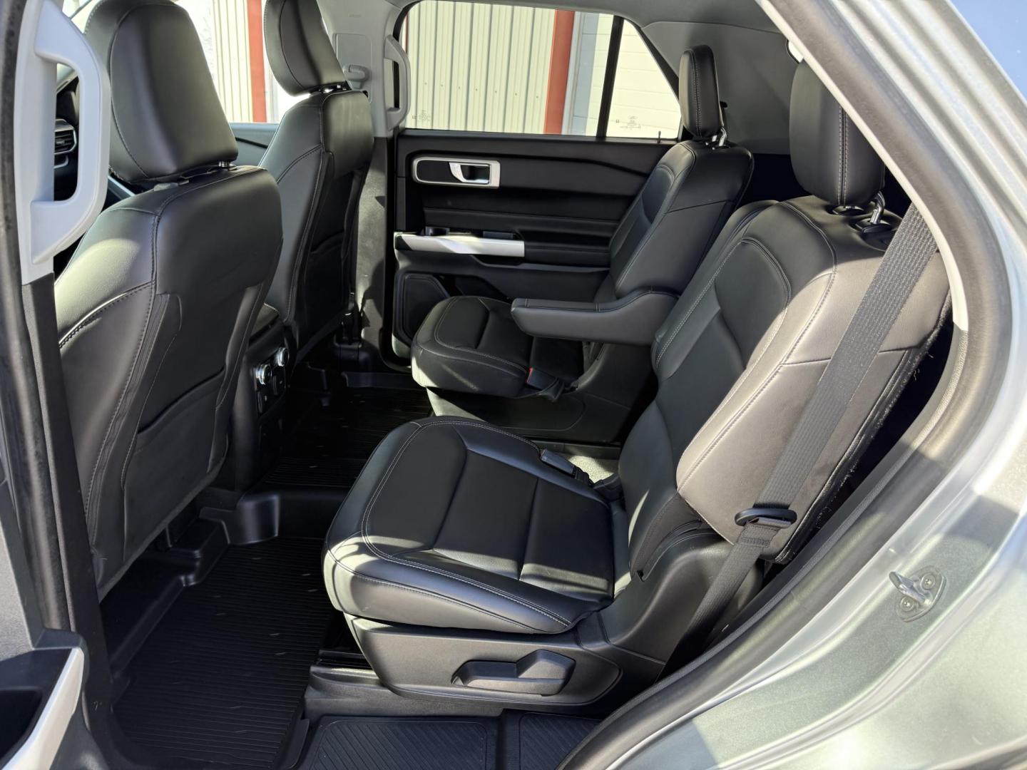 2022 Silver Ford Explorer XLT AWD (1FMSK8DH4NG) with an 2.3L L4 DOHC 16V engine, 10A transmission, located at 8464 Route 219, Brockway, PA, 15824, (814) 265-1330, 41.226871, -78.780518 - Sharp looking 2022 Ford Explorer XLT 4wd with leather interior, power/heated front seats, captain chairs, 6-passenger, rear a/c, factory alloy wheels, and ONLY 25000 miles. Serviced up and comes with Remaining Factory Warranty. Must see vehicle, save $$$$ - Photo#8