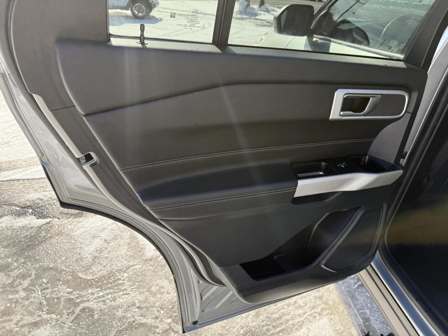 2022 Silver Ford Explorer XLT AWD (1FMSK8DH4NG) with an 2.3L L4 DOHC 16V engine, 10A transmission, located at 8464 Route 219, Brockway, PA, 15824, (814) 265-1330, 41.226871, -78.780518 - Sharp looking 2022 Ford Explorer XLT 4wd with leather interior, power/heated front seats, captain chairs, 6-passenger, rear a/c, factory alloy wheels, and ONLY 25000 miles. Serviced up and comes with Remaining Factory Warranty. Must see vehicle, save $$$$ - Photo#9