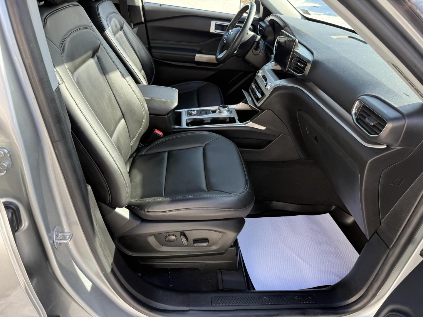 2022 Silver Ford Explorer XLT AWD (1FMSK8DH4NG) with an 2.3L L4 DOHC 16V engine, 10A transmission, located at 8464 Route 219, Brockway, PA, 15824, (814) 265-1330, 41.226871, -78.780518 - Sharp looking 2022 Ford Explorer XLT 4wd with leather interior, power/heated front seats, captain chairs, 6-passenger, rear a/c, factory alloy wheels, and ONLY 25000 miles. Serviced up and comes with Remaining Factory Warranty. Must see vehicle, save $$$$ - Photo#17