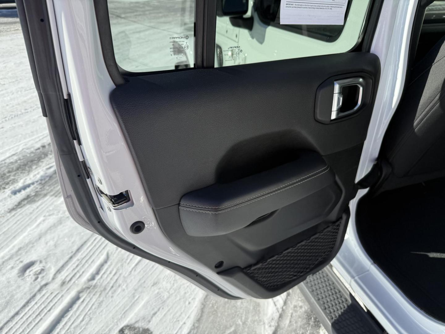 2022 White Jeep Wrangler Unlimited Sahara (1C4HJXEG4NW) with an 3.6L V6 DOHC 24V FFV engine, 6A transmission, located at 8464 Route 219, Brockway, PA, 15824, (814) 265-1330, 41.226871, -78.780518 - Super, clean 2022 Jeep Wrangler Unlimited Sahara 4wd well equipped and very sharp. Well equipped, with V6 engine, air condition, power windows and locks, matching hard top and much more. This Jeep is serviced, warranted and priced to sell. - Photo#9