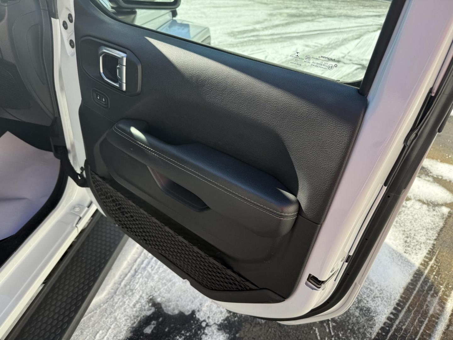 2022 White Jeep Wrangler Unlimited Sahara (1C4HJXEG4NW) with an 3.6L V6 DOHC 24V FFV engine, 6A transmission, located at 8464 Route 219, Brockway, PA, 15824, (814) 265-1330, 41.226871, -78.780518 - Super, clean 2022 Jeep Wrangler Unlimited Sahara 4wd well equipped and very sharp. Well equipped, with V6 engine, air condition, power windows and locks, matching hard top and much more. This Jeep is serviced, warranted and priced to sell. - Photo#16