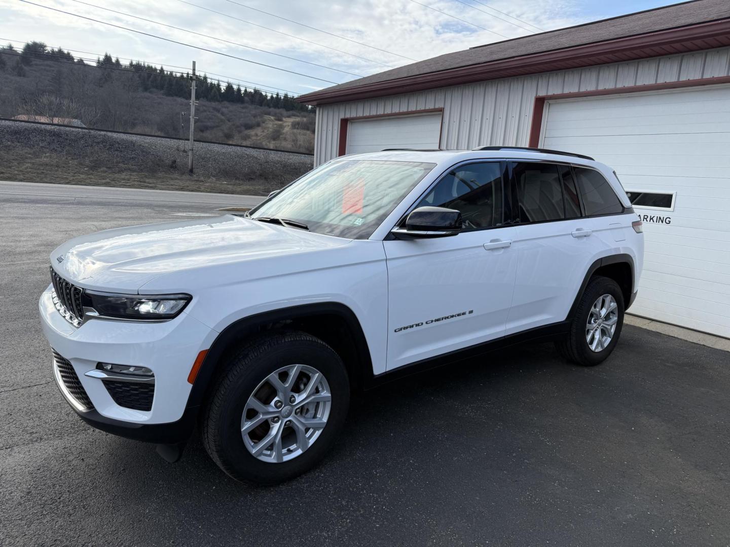 2023 White Jeep Grand Cherokee Limited 4WD (1C4RJHBG8PC) with an 3.6L V6 DOHC 24V engine, 8A transmission, located at 8464 Route 219, Brockway, PA, 15824, (814) 265-1330, 41.226871, -78.780518 - FRESH ARRIVAL...2023 Jeep Grand Cherokee Limited 4wd with leather interior, power/heated front seats, factory pano roof, navigation, and much much more. Stop in and see the Morelli boys on this Jeep suv, 1-owner well equipped and priced to sell. Factory warranty and serviced up. - Photo#0
