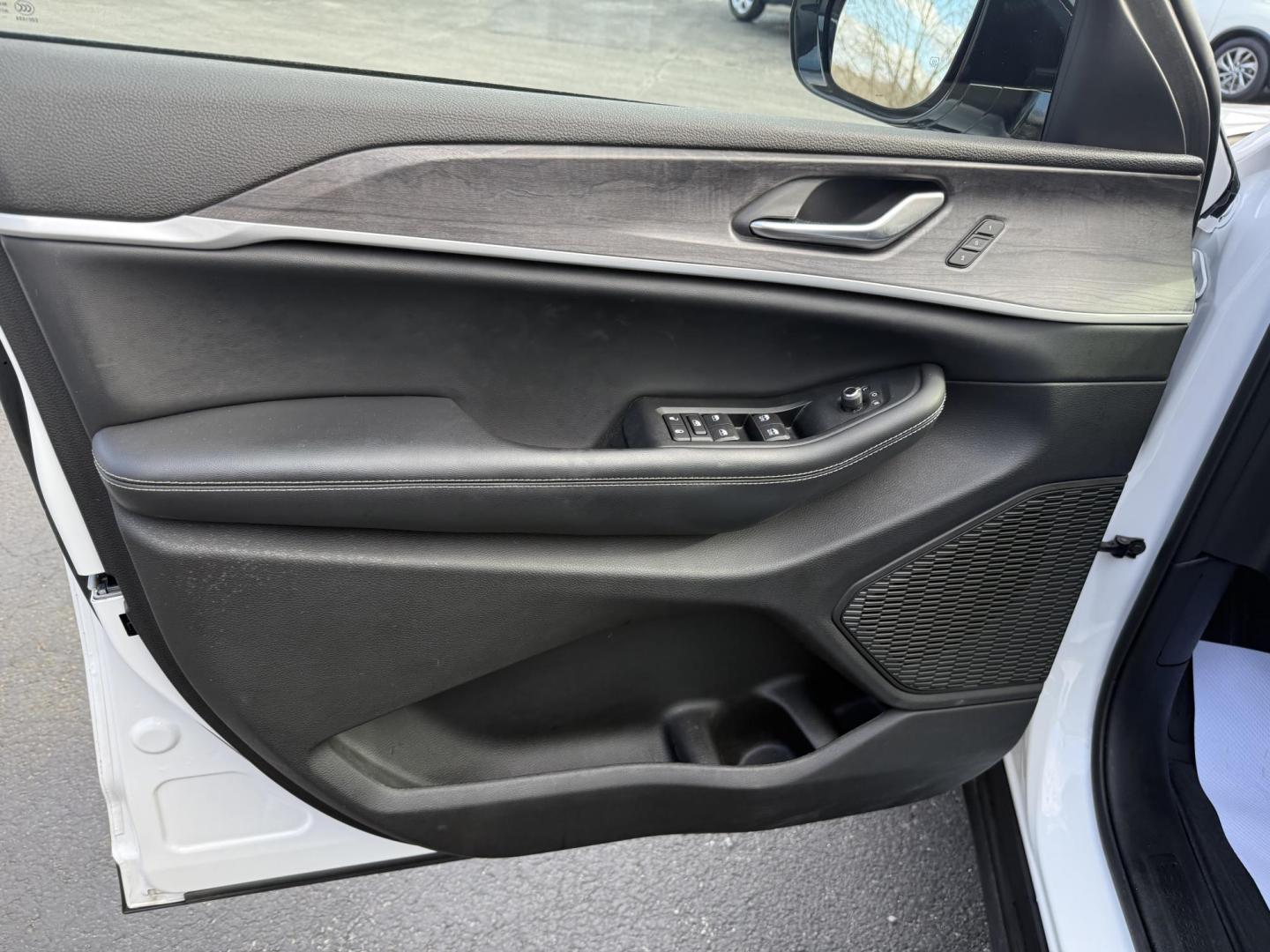 2023 White Jeep Grand Cherokee Limited 4WD (1C4RJHBG8PC) with an 3.6L V6 DOHC 24V engine, 8A transmission, located at 8464 Route 219, Brockway, PA, 15824, (814) 265-1330, 41.226871, -78.780518 - FRESH ARRIVAL...2023 Jeep Grand Cherokee Limited 4wd with leather interior, power/heated front seats, factory pano roof, navigation, and much much more. Stop in and see the Morelli boys on this Jeep suv, 1-owner well equipped and priced to sell. Factory warranty and serviced up. - Photo#4