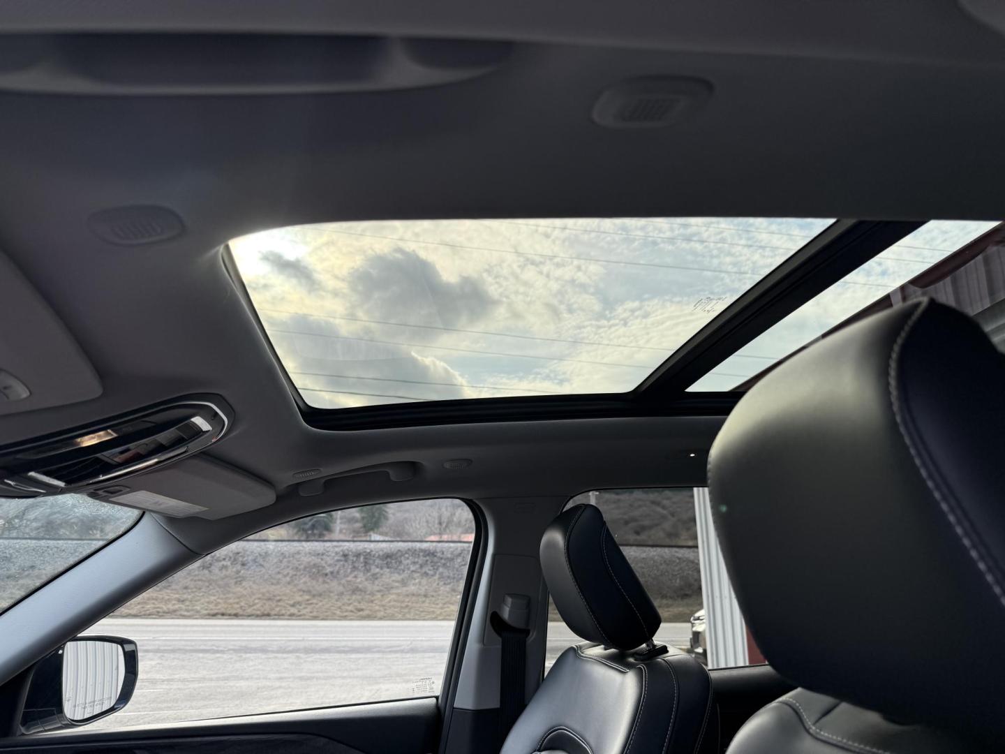 2023 White Jeep Grand Cherokee Limited 4WD (1C4RJHBG8PC) with an 3.6L V6 DOHC 24V engine, 8A transmission, located at 8464 Route 219, Brockway, PA, 15824, (814) 265-1330, 41.226871, -78.780518 - FRESH ARRIVAL...2023 Jeep Grand Cherokee Limited 4wd with leather interior, power/heated front seats, factory pano roof, navigation, and much much more. Stop in and see the Morelli boys on this Jeep suv, 1-owner well equipped and priced to sell. Factory warranty and serviced up. - Photo#5