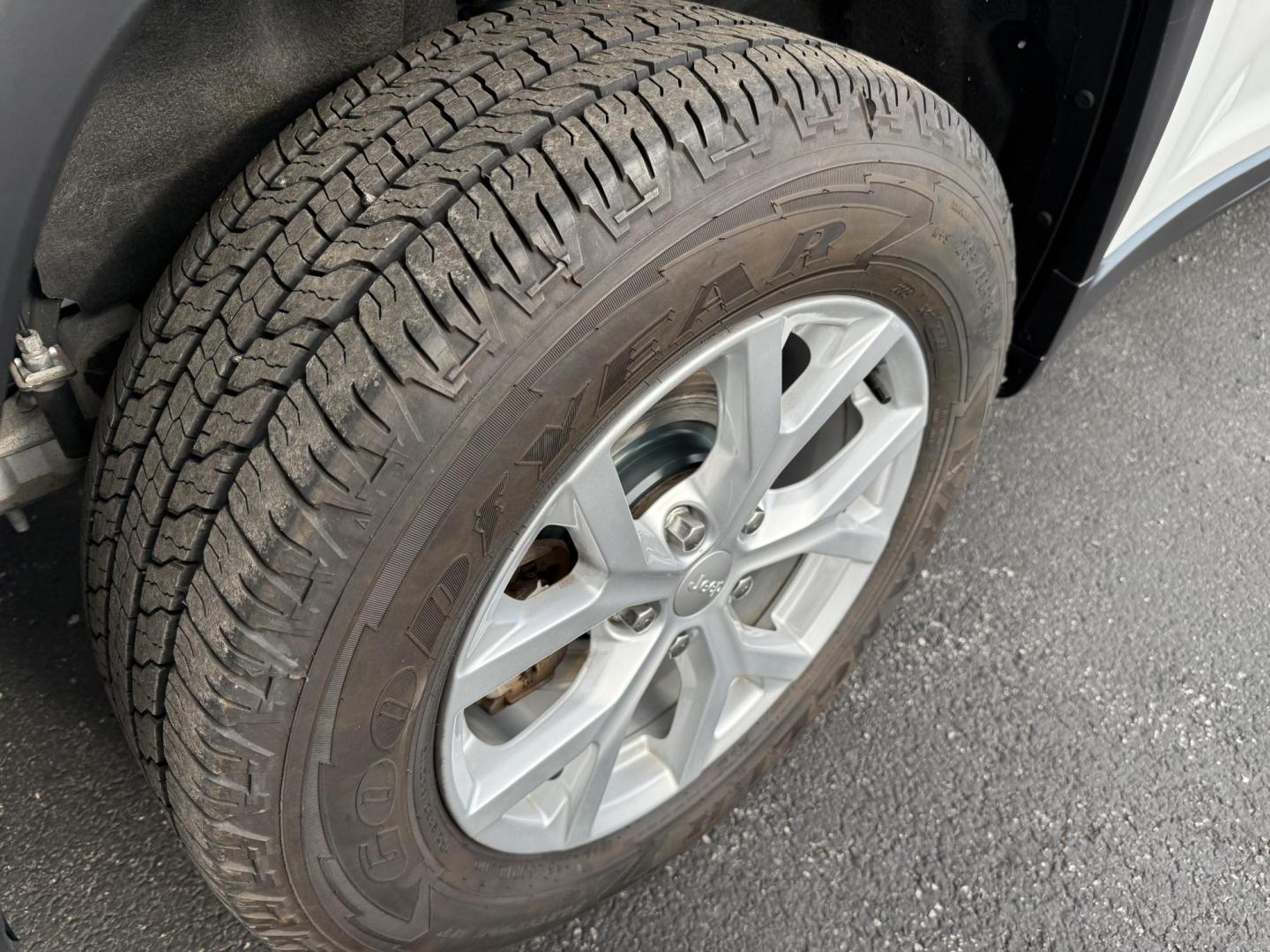 2023 White Jeep Grand Cherokee Limited 4WD (1C4RJHBG8PC) with an 3.6L V6 DOHC 24V engine, 8A transmission, located at 8464 Route 219, Brockway, PA, 15824, (814) 265-1330, 41.226871, -78.780518 - FRESH ARRIVAL...2023 Jeep Grand Cherokee Limited 4wd with leather interior, power/heated front seats, factory pano roof, navigation, and much much more. Stop in and see the Morelli boys on this Jeep suv, 1-owner well equipped and priced to sell. Factory warranty and serviced up. - Photo#14