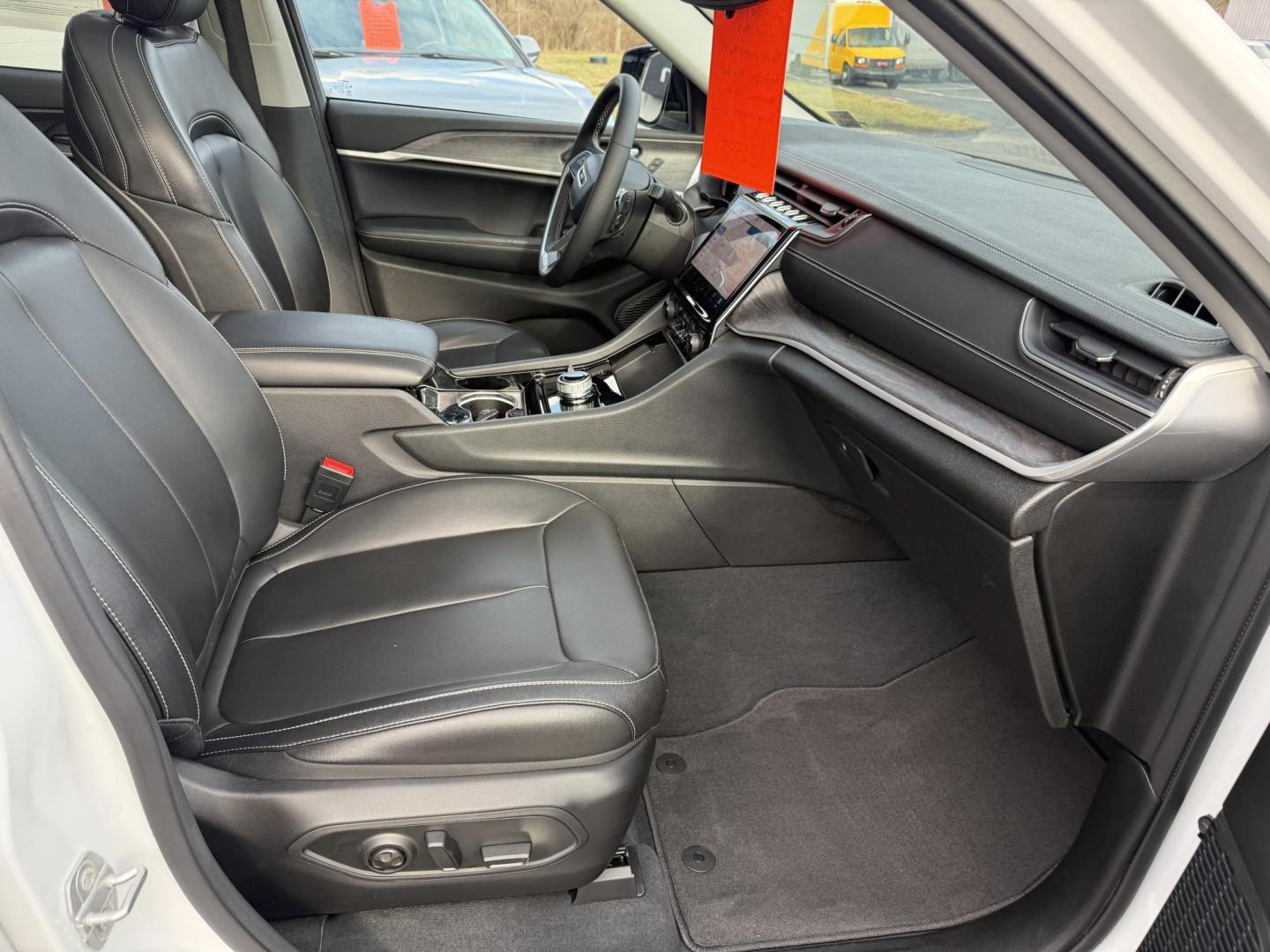 2023 White Jeep Grand Cherokee Limited 4WD (1C4RJHBG8PC) with an 3.6L V6 DOHC 24V engine, 8A transmission, located at 8464 Route 219, Brockway, PA, 15824, (814) 265-1330, 41.226871, -78.780518 - FRESH ARRIVAL...2023 Jeep Grand Cherokee Limited 4wd with leather interior, power/heated front seats, factory pano roof, navigation, and much much more. Stop in and see the Morelli boys on this Jeep suv, 1-owner well equipped and priced to sell. Factory warranty and serviced up. - Photo#17