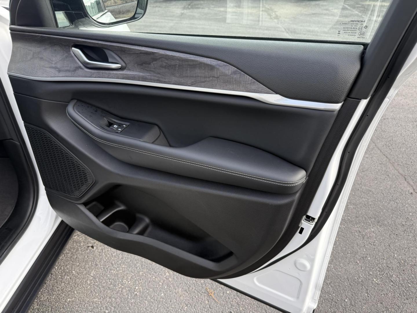 2023 White Jeep Grand Cherokee Limited 4WD (1C4RJHBG8PC) with an 3.6L V6 DOHC 24V engine, 8A transmission, located at 8464 Route 219, Brockway, PA, 15824, (814) 265-1330, 41.226871, -78.780518 - FRESH ARRIVAL...2023 Jeep Grand Cherokee Limited 4wd with leather interior, power/heated front seats, factory pano roof, navigation, and much much more. Stop in and see the Morelli boys on this Jeep suv, 1-owner well equipped and priced to sell. Factory warranty and serviced up. - Photo#18