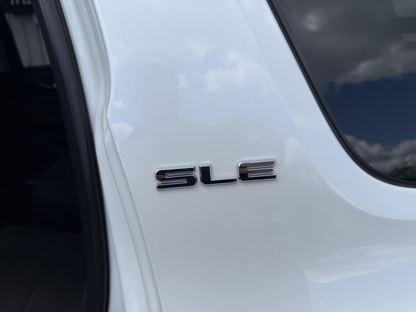 2019 White GMC Acadia SLE-2 AWD (1GKKNSLSXKZ) with an 3.6L V6 DOHC 24V engine, 6A transmission, located at 8464 Route 219, Brockway, PA, 15824, (814) 265-1330, 41.226871, -78.780518 - Sharp, clean, and well equipped 2019 GMC Acadia SLE AWD with air condition, rear a/c, middle row captain chairs, power sunroof, factory wheels and much more. Serviced up and ready to go. This GMC suv and many other clean suv's located in Jefferson county. - Photo#9