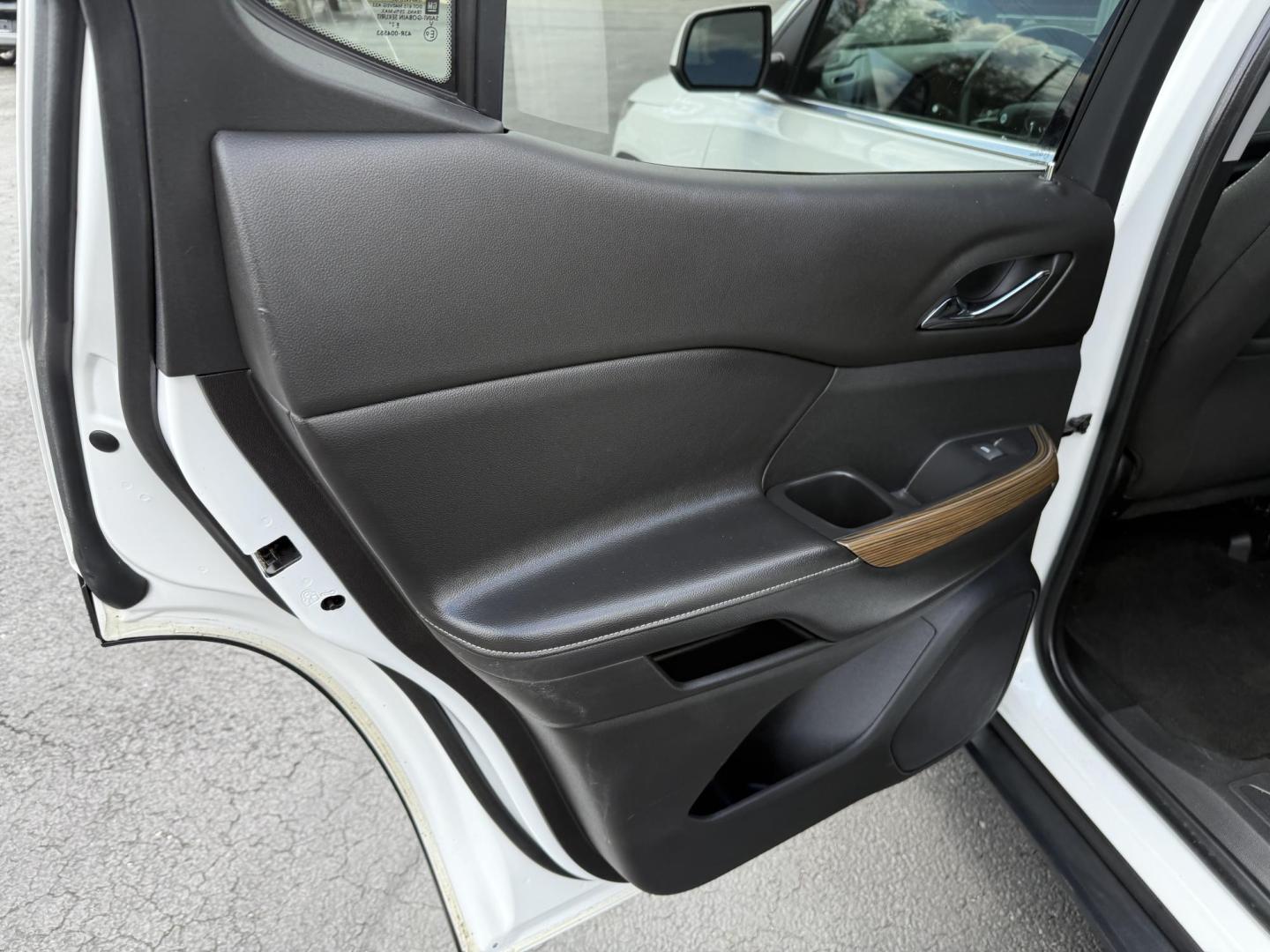 2019 White GMC Acadia SLE-2 AWD (1GKKNSLSXKZ) with an 3.6L V6 DOHC 24V engine, 6A transmission, located at 8464 Route 219, Brockway, PA, 15824, (814) 265-1330, 41.226871, -78.780518 - Sharp, clean, and well equipped 2019 GMC Acadia SLE AWD with air condition, rear a/c, middle row captain chairs, power sunroof, factory wheels and much more. Serviced up and ready to go. This GMC suv and many other clean suv's located in Jefferson county. - Photo#10