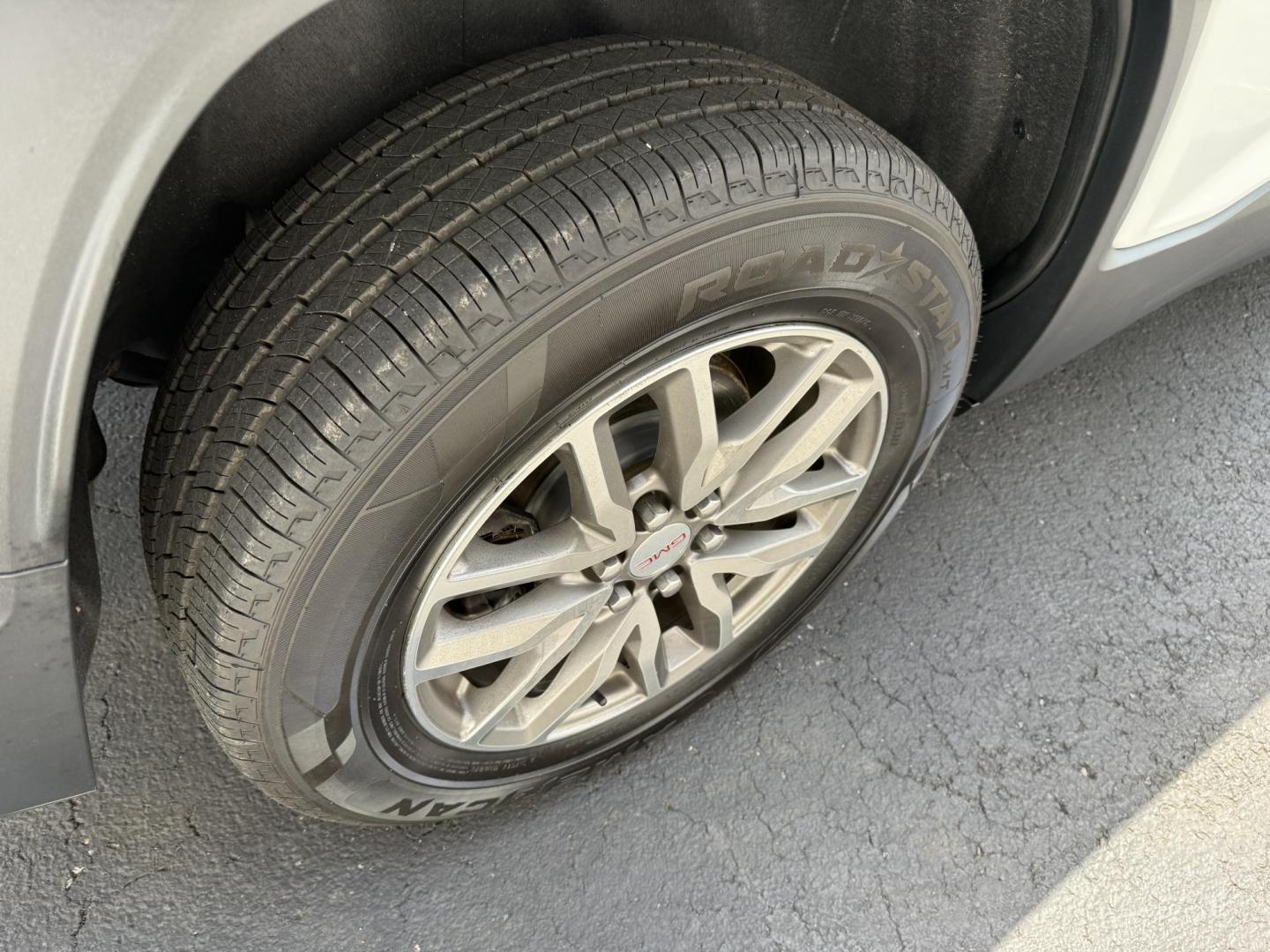 2019 White GMC Acadia SLE-2 AWD (1GKKNSLSXKZ) with an 3.6L V6 DOHC 24V engine, 6A transmission, located at 8464 Route 219, Brockway, PA, 15824, (814) 265-1330, 41.226871, -78.780518 - Sharp, clean, and well equipped 2019 GMC Acadia SLE AWD with air condition, rear a/c, middle row captain chairs, power sunroof, factory wheels and much more. Serviced up and ready to go. This GMC suv and many other clean suv's located in Jefferson county. - Photo#16