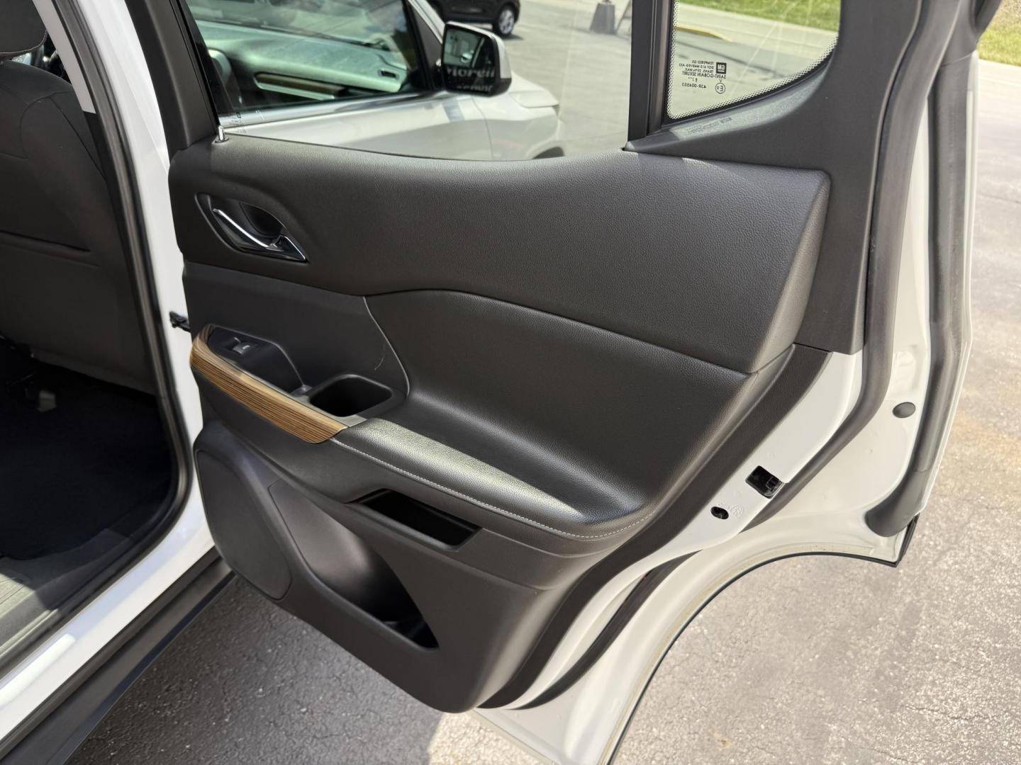 2019 White GMC Acadia SLE-2 AWD (1GKKNSLSXKZ) with an 3.6L V6 DOHC 24V engine, 6A transmission, located at 8464 Route 219, Brockway, PA, 15824, (814) 265-1330, 41.226871, -78.780518 - Sharp, clean, and well equipped 2019 GMC Acadia SLE AWD with air condition, rear a/c, middle row captain chairs, power sunroof, factory wheels and much more. Serviced up and ready to go. This GMC suv and many other clean suv's located in Jefferson county. - Photo#18