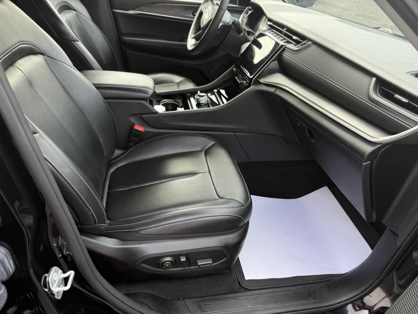 2023 Black Jeep Grand Cherokee Limited 4WD (1C4RJHBG2P8) with an 3.6L V6 DOHC 24V engine, 8A transmission, located at 8464 Route 219, Brockway, PA, 15824, (814) 265-1330, 41.226871, -78.780518 - Very clean, well taken care of 2023 Jeep Grand Cherokee Limited 4wd with V6, air condition, leather interior with power/heated front seats, navigation, factory wheels and much more. This Jeep suv has only 43000 miles, and is serviced up. Comes with remaining factory warranty. Priced well under retai - Photo#17