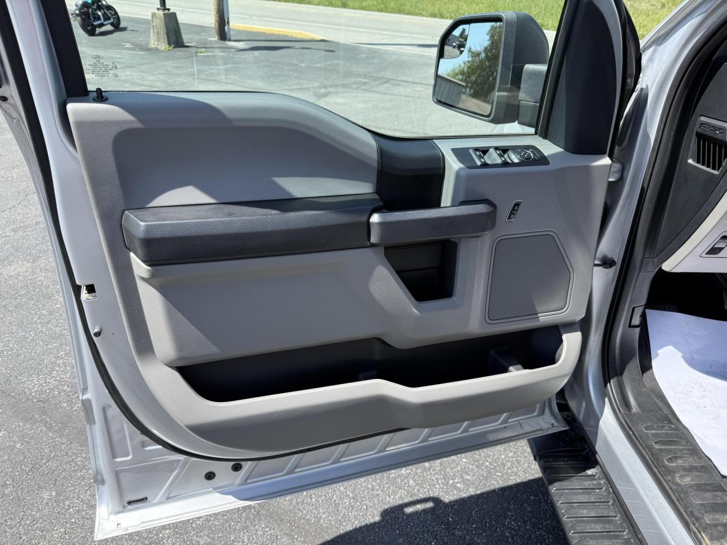 2016 Silver Ford F-150 XLT SuperCrew 6.5-ft. Bed 4WD (1FTEW1EP3GF) with an 2.7L V6 DOHC 24V engine, 6A transmission, located at 8464 Route 219, Brockway, PA, 15824, (814) 265-1330, 41.226871, -78.780518 - Clean, good looking 2016 Ford F150 Crew Cab XL with 4wheel drive, 2.7/Ecoboost, air condition, power windows and locks, and factory wheels. This Ford truck is serviced and ready to go.- Photo#4