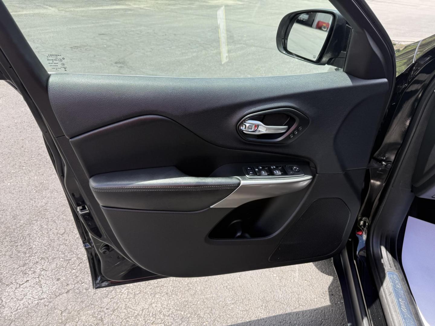 2019 Black Jeep Cherokee Limited 4WD (1C4PJMDX8KD) with an 3.2L V6 DOHC 24V engine, 9A transmission, located at 8464 Route 219, Brockway, PA, 15824, (814) 265-1330, 41.226871, -78.780518 - Clean, sharp looking 2019 Jeep Cherokee Limited 4wd with v6, air condition, leather interior with power/heated front seats, factory wheels and much more. Serviced, Pa-inspected and comes with a warranty. Stop in our dealership, located in Jefferson county, Brockway Pa. - Photo#4