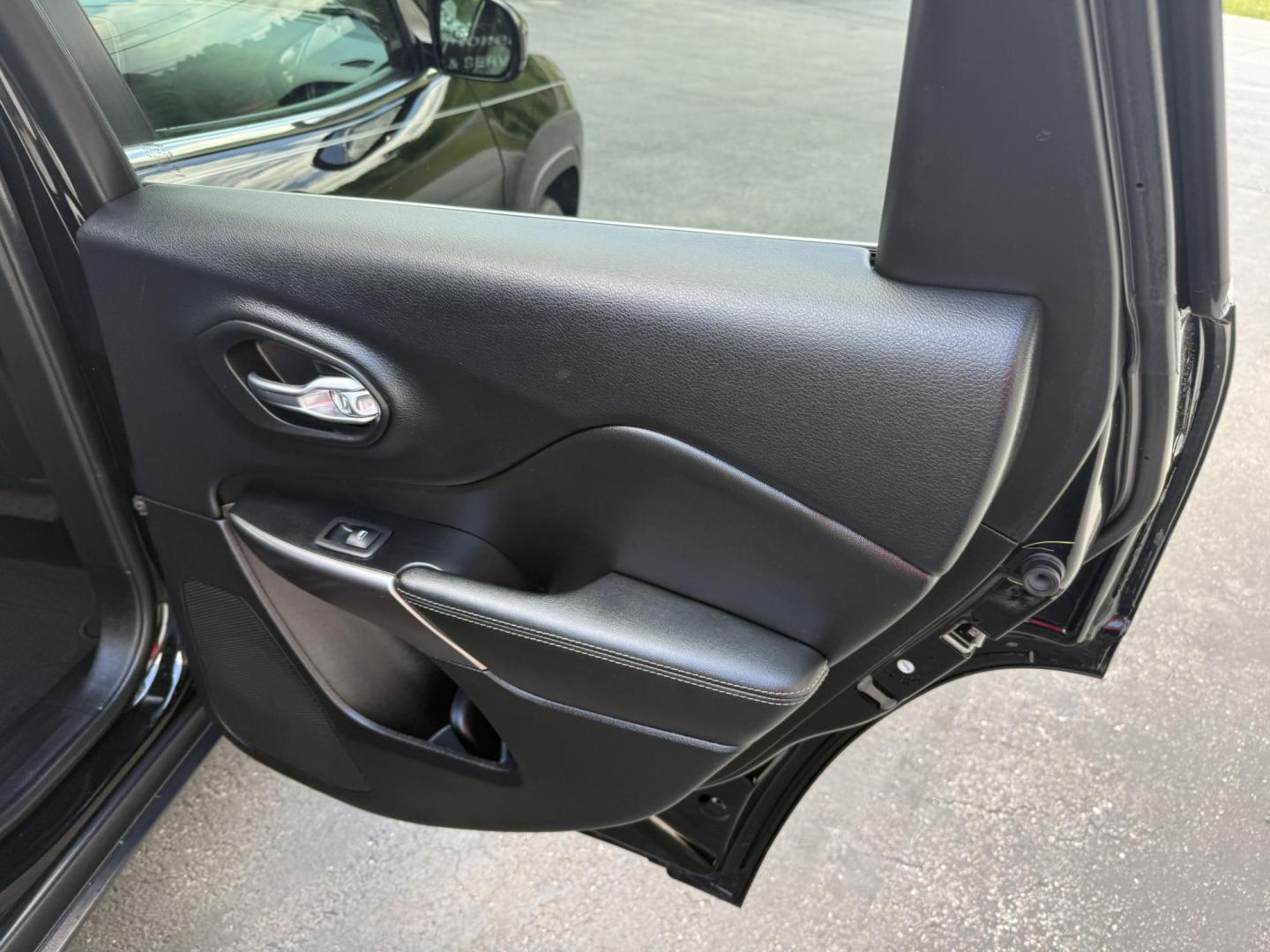 2019 Black Jeep Cherokee Limited 4WD (1C4PJMDX8KD) with an 3.2L V6 DOHC 24V engine, 9A transmission, located at 8464 Route 219, Brockway, PA, 15824, (814) 265-1330, 41.226871, -78.780518 - Clean, sharp looking 2019 Jeep Cherokee Limited 4wd with v6, air condition, leather interior with power/heated front seats, factory wheels and much more. Serviced, Pa-inspected and comes with a warranty. Stop in our dealership, located in Jefferson county, Brockway Pa. - Photo#18