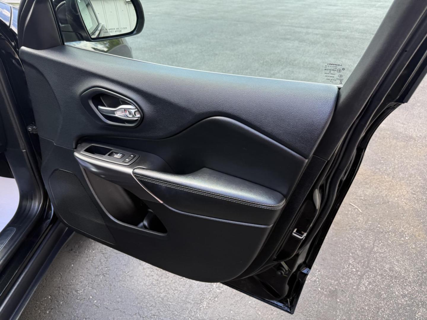 2019 Black Jeep Cherokee Limited 4WD (1C4PJMDX8KD) with an 3.2L V6 DOHC 24V engine, 9A transmission, located at 8464 Route 219, Brockway, PA, 15824, (814) 265-1330, 41.226871, -78.780518 - Clean, sharp looking 2019 Jeep Cherokee Limited 4wd with v6, air condition, leather interior with power/heated front seats, factory wheels and much more. Serviced, Pa-inspected and comes with a warranty. Stop in our dealership, located in Jefferson county, Brockway Pa. - Photo#20