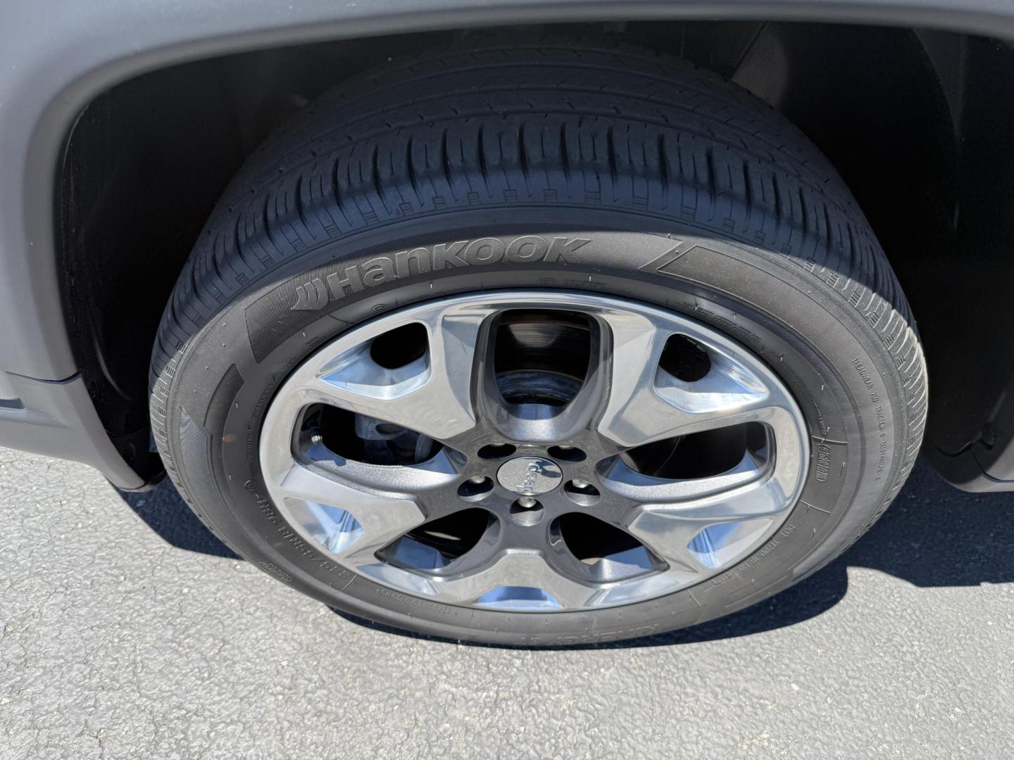 2019 Silver Jeep Compass Limited 4WD (3C4NJDCB0KT) with an 2.4L L4 DOHC 16V engine, CVT transmission, located at 8464 Route 219, Brockway, PA, 15824, (814) 265-1330, 41.226871, -78.780518 - Clean, sharp, and low miles on this 2019 Jeep Compass Limited 4wd with air condition, leather interior with pwr seat, factory wheels and only 51000 miles. This Jeep suv is serviced and priced to sell, hurry in this one won't last long. Located in Brockway, Pa...Jefferson County. Selling used vehicle - Photo#1