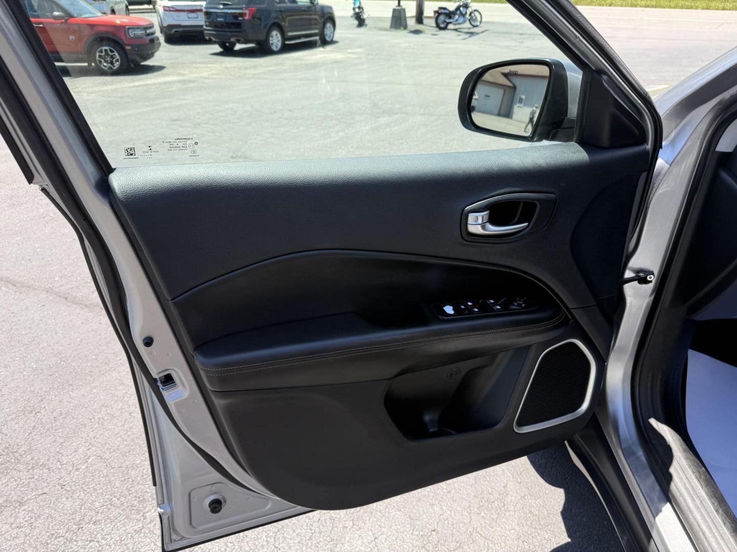 2019 Silver Jeep Compass Limited 4WD (3C4NJDCB0KT) with an 2.4L L4 DOHC 16V engine, CVT transmission, located at 8464 Route 219, Brockway, PA, 15824, (814) 265-1330, 41.226871, -78.780518 - Clean, sharp, and low miles on this 2019 Jeep Compass Limited 4wd with air condition, leather interior with pwr seat, factory wheels and only 51000 miles. This Jeep suv is serviced and priced to sell, hurry in this one won't last long. Located in Brockway, Pa...Jefferson County. Selling used vehicle - Photo#4