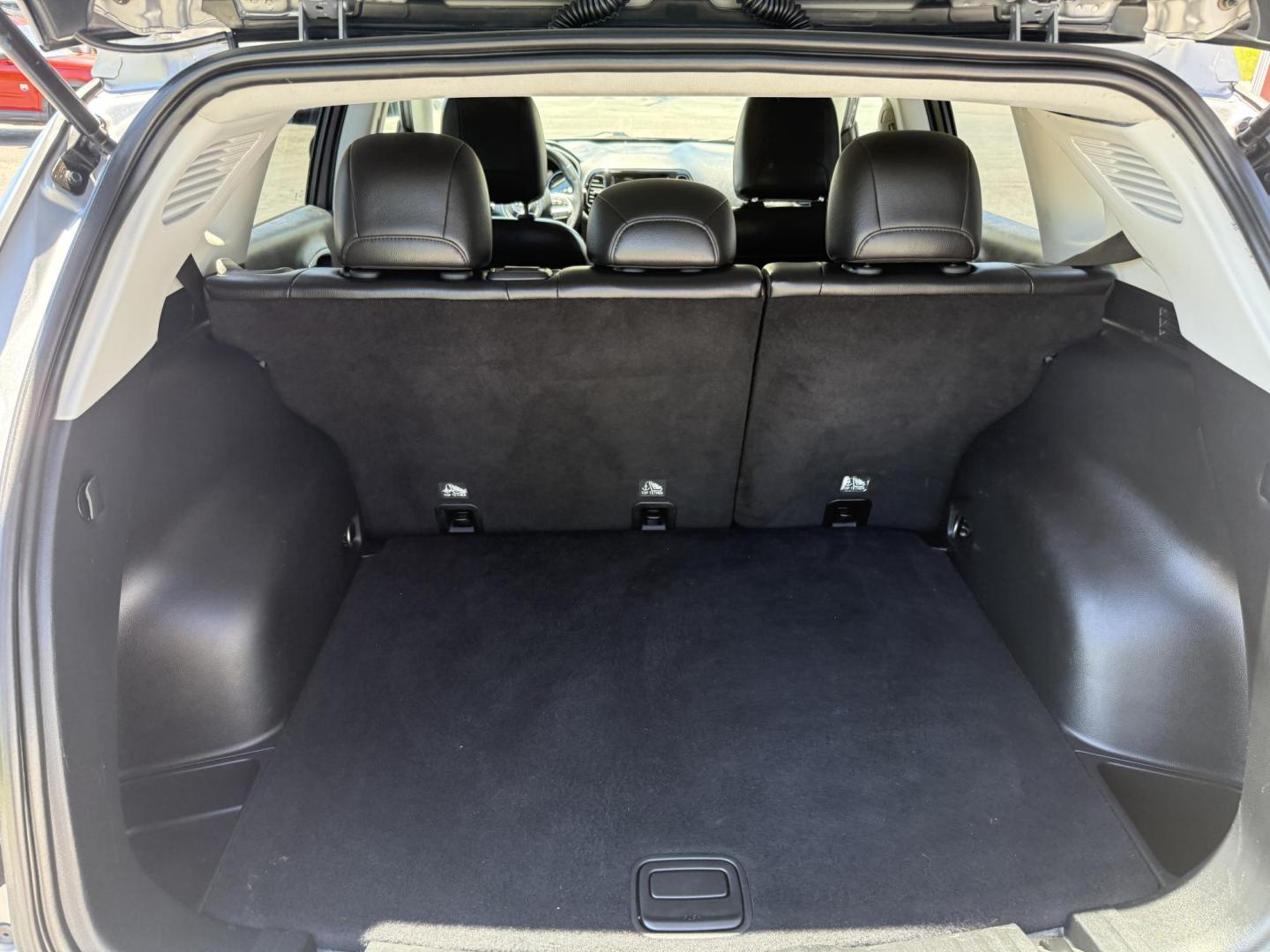 2019 Silver Jeep Compass Limited 4WD (3C4NJDCB0KT) with an 2.4L L4 DOHC 16V engine, CVT transmission, located at 8464 Route 219, Brockway, PA, 15824, (814) 265-1330, 41.226871, -78.780518 - Clean, sharp, and low miles on this 2019 Jeep Compass Limited 4wd with air condition, leather interior with pwr seat, factory wheels and only 51000 miles. This Jeep suv is serviced and priced to sell, hurry in this one won't last long. Located in Brockway, Pa...Jefferson County. Selling used vehicle - Photo#10