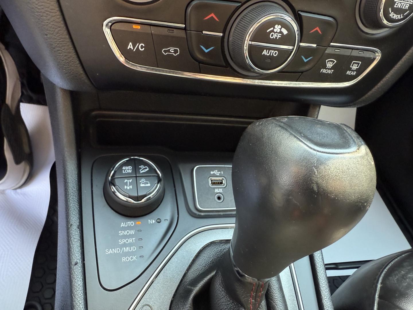 2019 Gray Jeep Cherokee Trailhawk 4WD (1C4PJMBX9KD) with an 3.2L V6 DOHC 24V engine, 9A transmission, located at 8464 Route 219, Brockway, PA, 15824, (814) 265-1330, 41.226871, -78.780518 - Sharp looking 2019 Jeep Cherokee Trailhawk 4wd with cloth interior, air condition, power windows and locks, Powerful V6, and much more. This Jeep is serviced with new inspection and ready to roll. Stop in at Fran's and check this Jeep out and the many other clean vehicles, selling vehicles for 50 ye- Photo#5