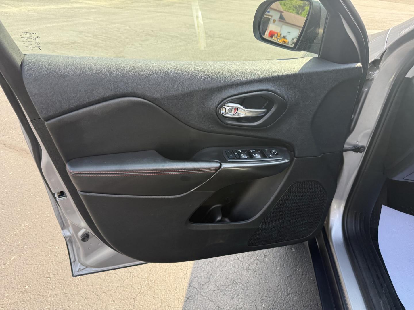 2019 Gray Jeep Cherokee Trailhawk 4WD (1C4PJMBX9KD) with an 3.2L V6 DOHC 24V engine, 9A transmission, located at 8464 Route 219, Brockway, PA, 15824, (814) 265-1330, 41.226871, -78.780518 - Sharp looking 2019 Jeep Cherokee Trailhawk 4wd with cloth interior, air condition, power windows and locks, Powerful V6, and much more. This Jeep is serviced with new inspection and ready to roll. Stop in at Fran's and check this Jeep out and the many other clean vehicles, selling vehicles for 50 ye- Photo#4
