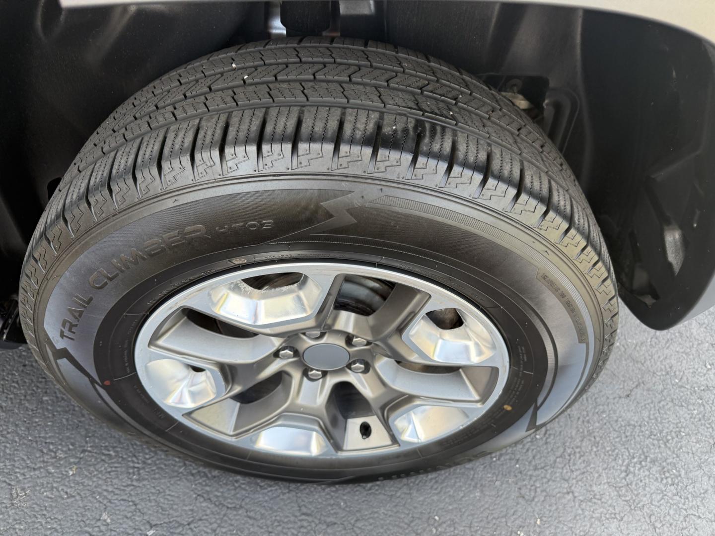 2019 Gray Jeep Cherokee Trailhawk 4WD (1C4PJMBX9KD) with an 3.2L V6 DOHC 24V engine, 9A transmission, located at 8464 Route 219, Brockway, PA, 15824, (814) 265-1330, 41.226871, -78.780518 - Sharp looking 2019 Jeep Cherokee Trailhawk 4wd with cloth interior, air condition, power windows and locks, Powerful V6, and much more. This Jeep is serviced with new inspection and ready to roll. Stop in at Fran's and check this Jeep out and the many other clean vehicles, selling vehicles for 50 ye- Photo#8